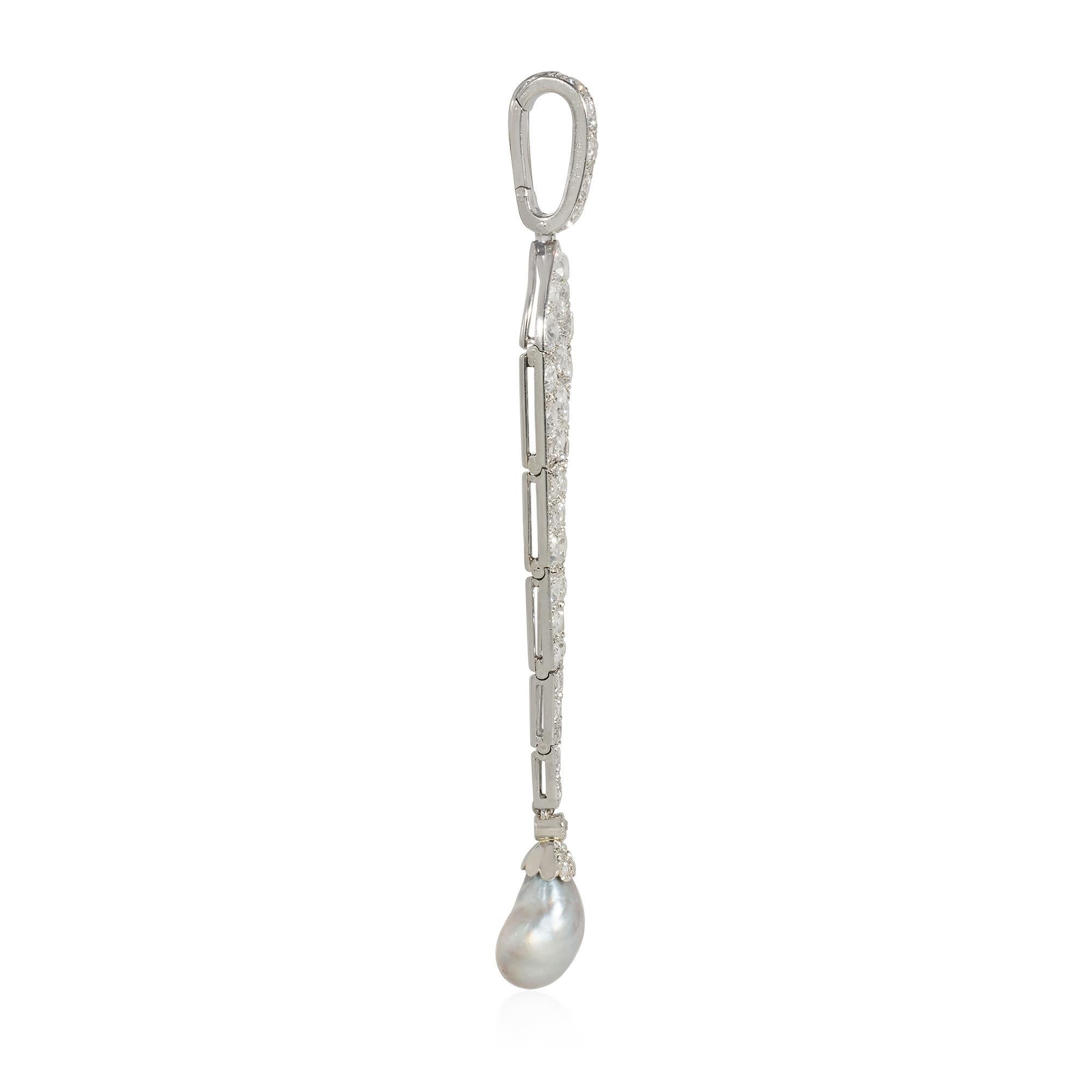 Colgante Art Decó de diamantes y perlas, en forma de cometa, con pavé de diamantes, suspendido de una abrazadera engastada con diamantes y terminado en una perla gris natural articulada.  acentuada con un casquillo de festón de diamantes, en