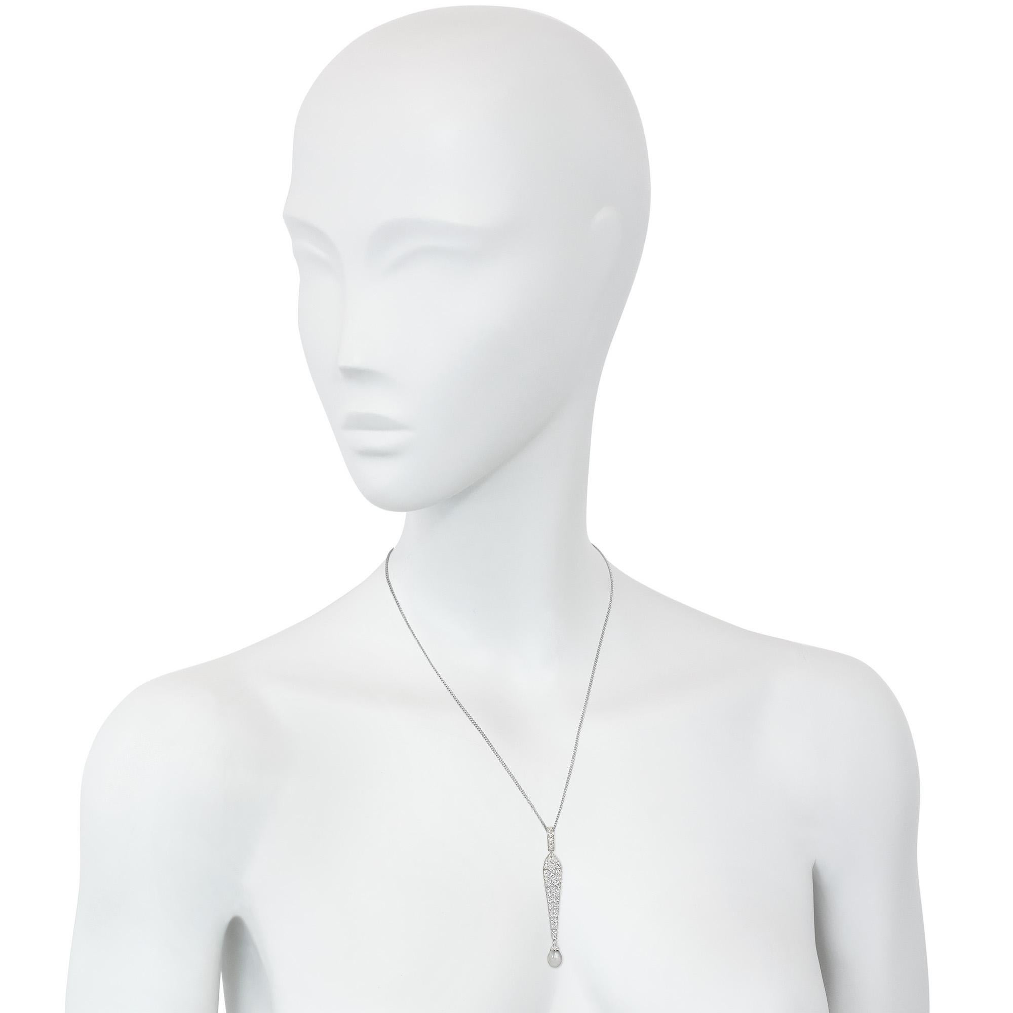 Femenino o masculino Colgante Cartier Art Déco de diamantes y perlas grises con estuche en venta