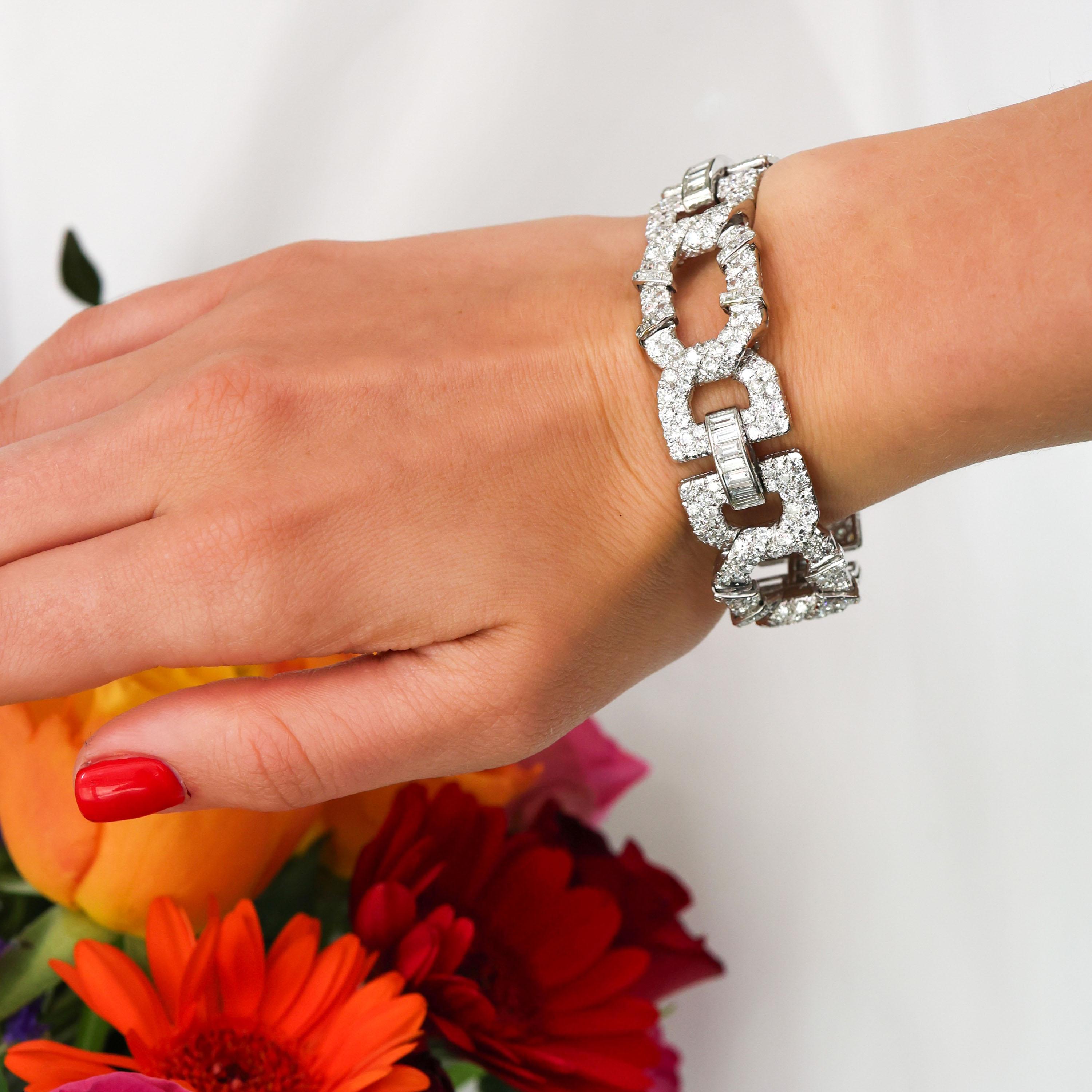 Bracelet Art déco en diamants, réalisé par Cartier Paris, pour Cartier New York, composé de quatre segments flexibles, conçus avec une boucle octogonale allongée, rehaussée de quatre rubans en relief de diamants carrés sertis en canal, flanqués de