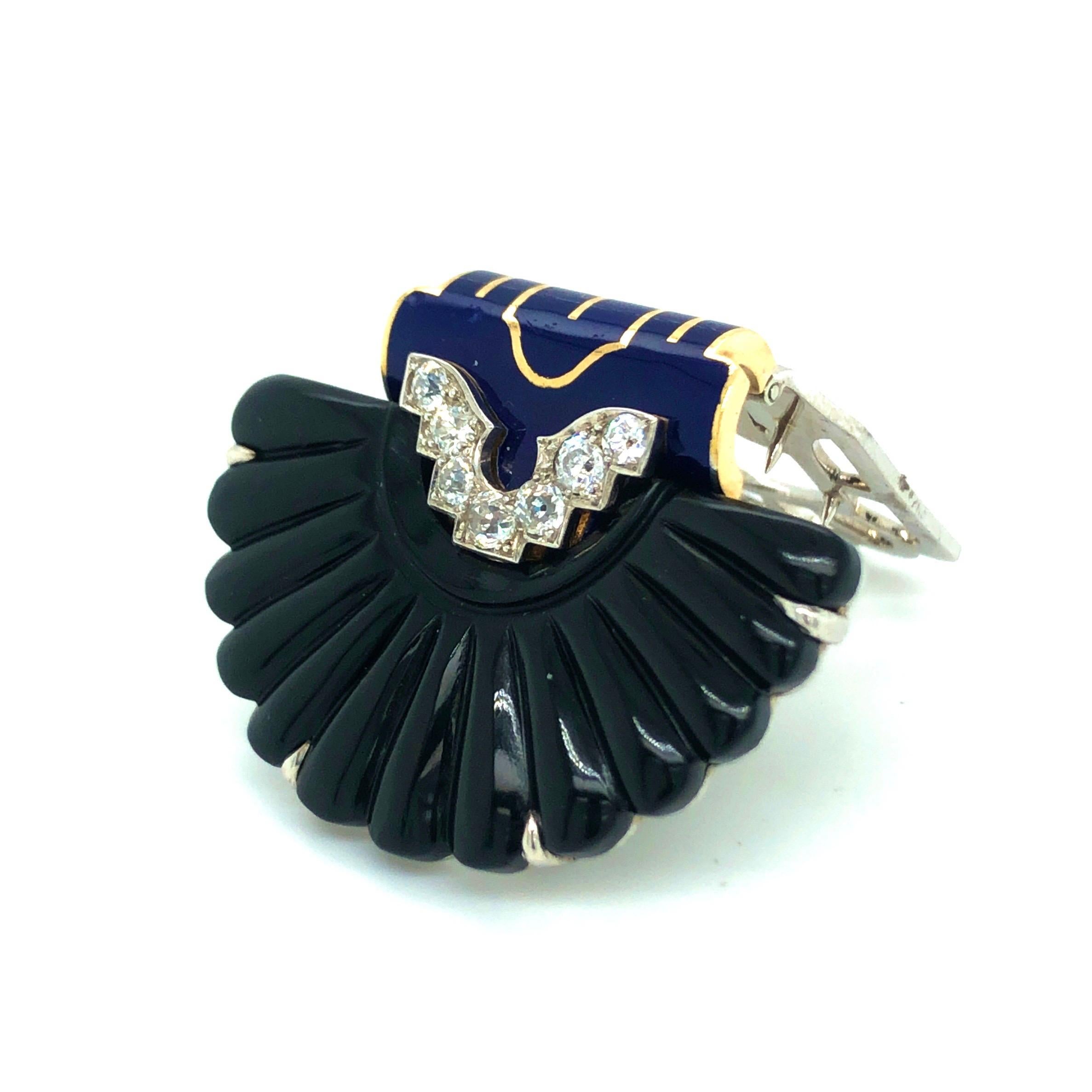 Magnificent Art Déco diamond enamel and onyx gold clip brooch by Cartier.
Entirely handcrafted in 18 karat white and yellow gold partly decorated with blue and golden enamel, the clip is set with 7 round old European cut diamonds totalling circa