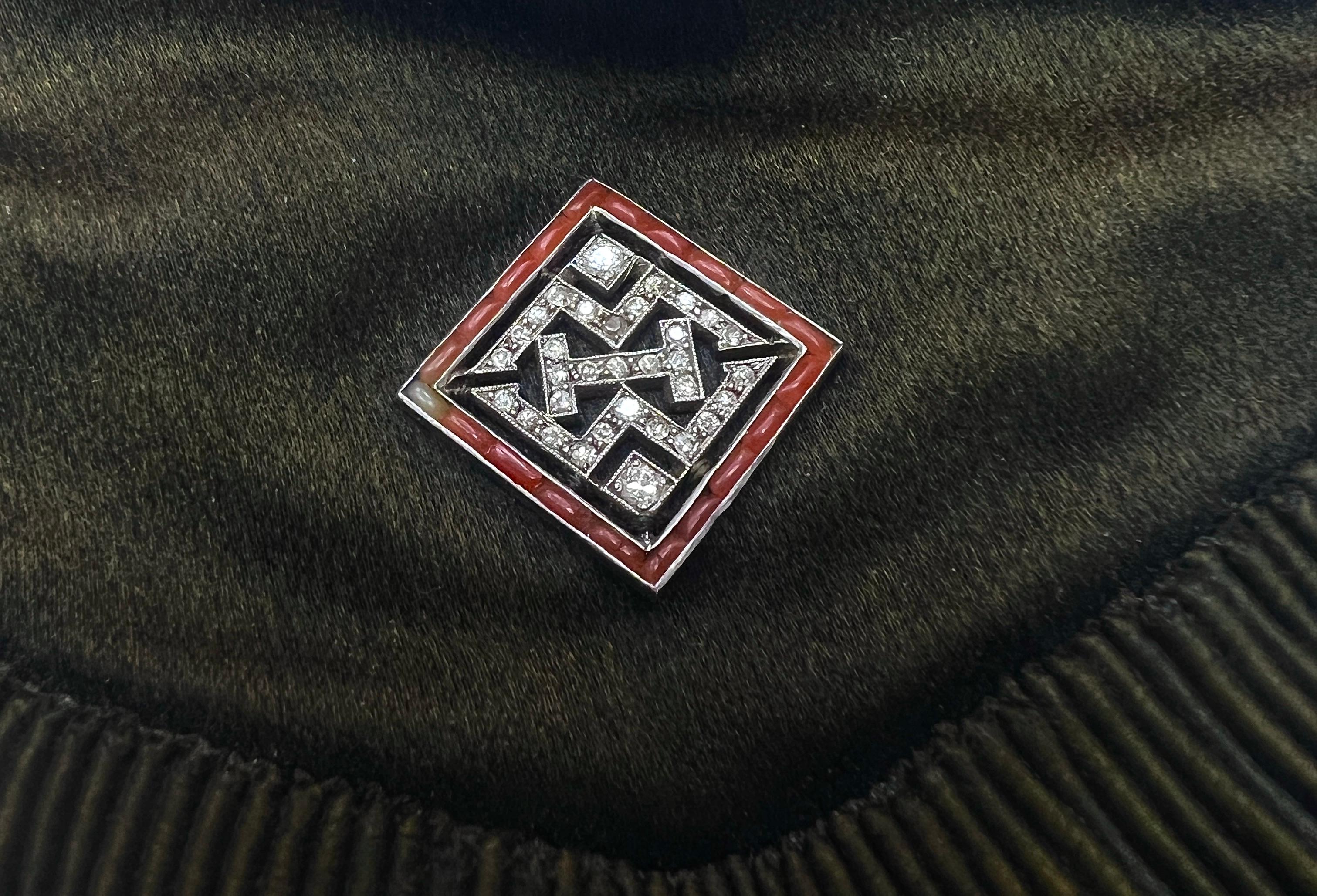 Cartier Art Deco Diamond Ruby Coral Fabric Purse, rehaussé à  le corail et les diamants du haut, 

Ajoutez une élégance intemporelle à votre Collectional avec ce sac à main de soirée Art Deco. Rehaussé au sommet d'un corail et de diamants. Le cadre