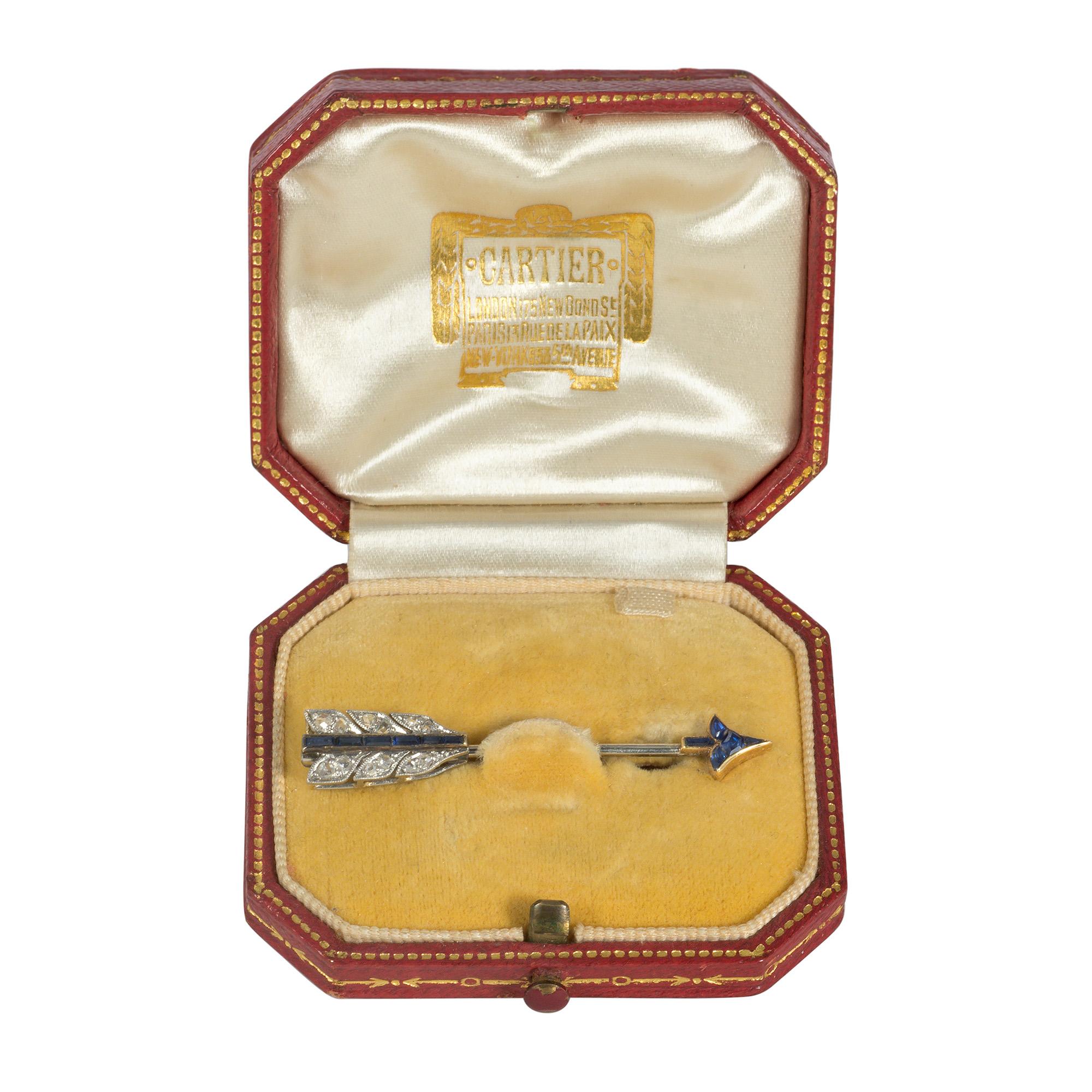 Taille mixte Broche Arrow en diamant, saphir et platine de Cartier Art Déco en vente