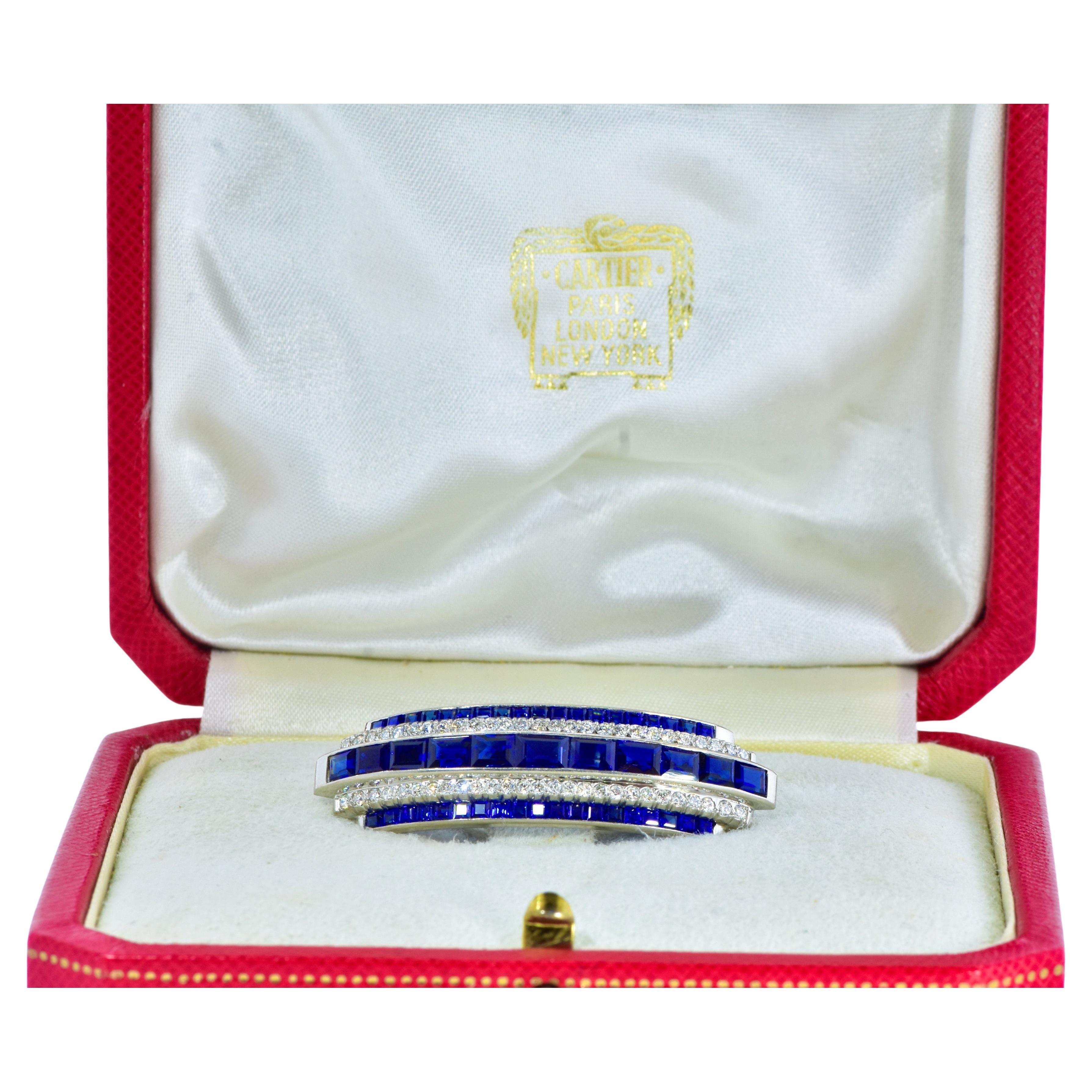Cartier Art Deco Diamant und Saphir Platin Antike Doppel-Clip-Brosche und Haarspange,   Signiert und nummeriert von Cartier,  Dieses Art-Déco-Juwel ist großartig.  Die natürlichen, unerhitzten Saphire (wahrscheinlich aus Burma) sind von leuchtendem