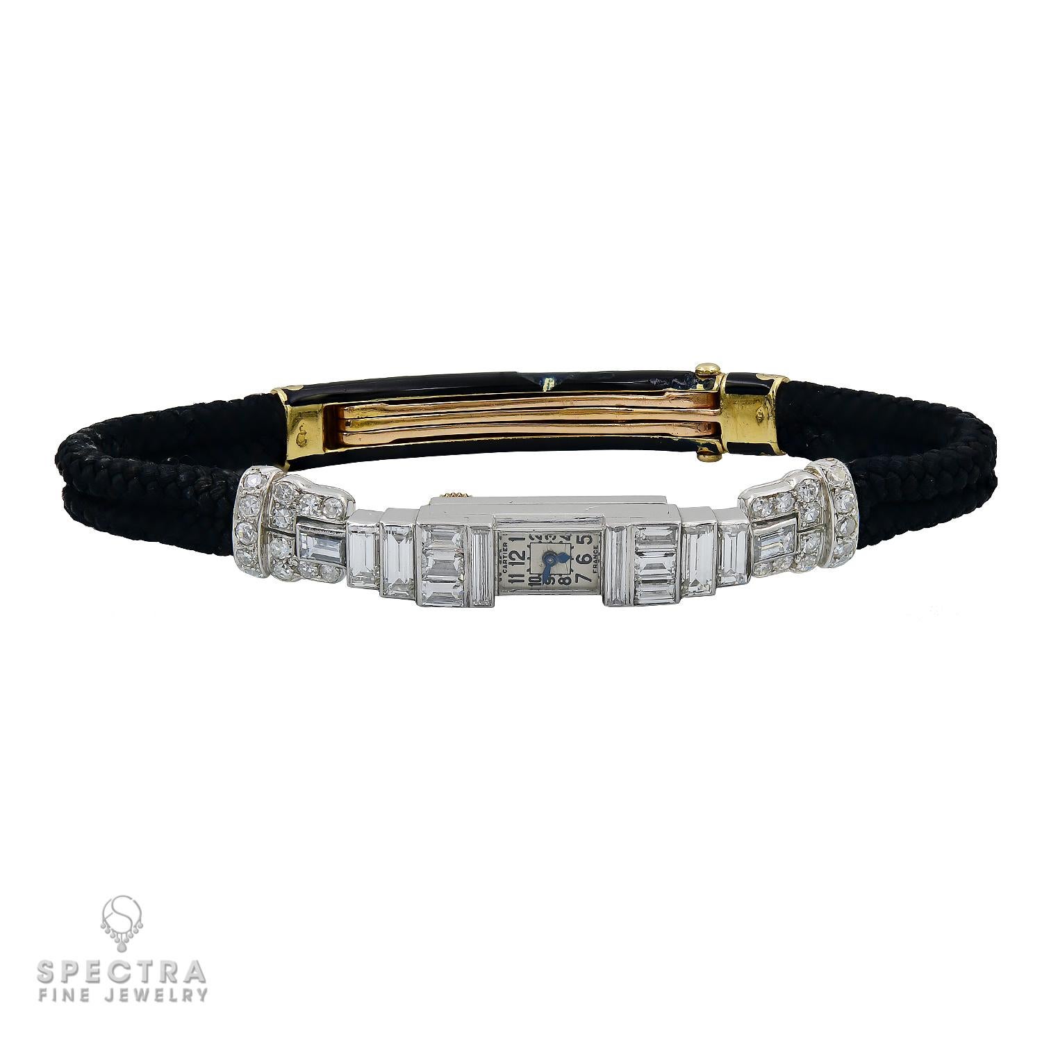 La montre-bracelet Art déco à diamants de Cartier reflète le style iconique de l'Art déco, caractérisé par ses formes géométriques, ses formes épurées et ses matériaux luxueux. Fabriquée avec une attention méticuleuse aux détails, cette étonnante