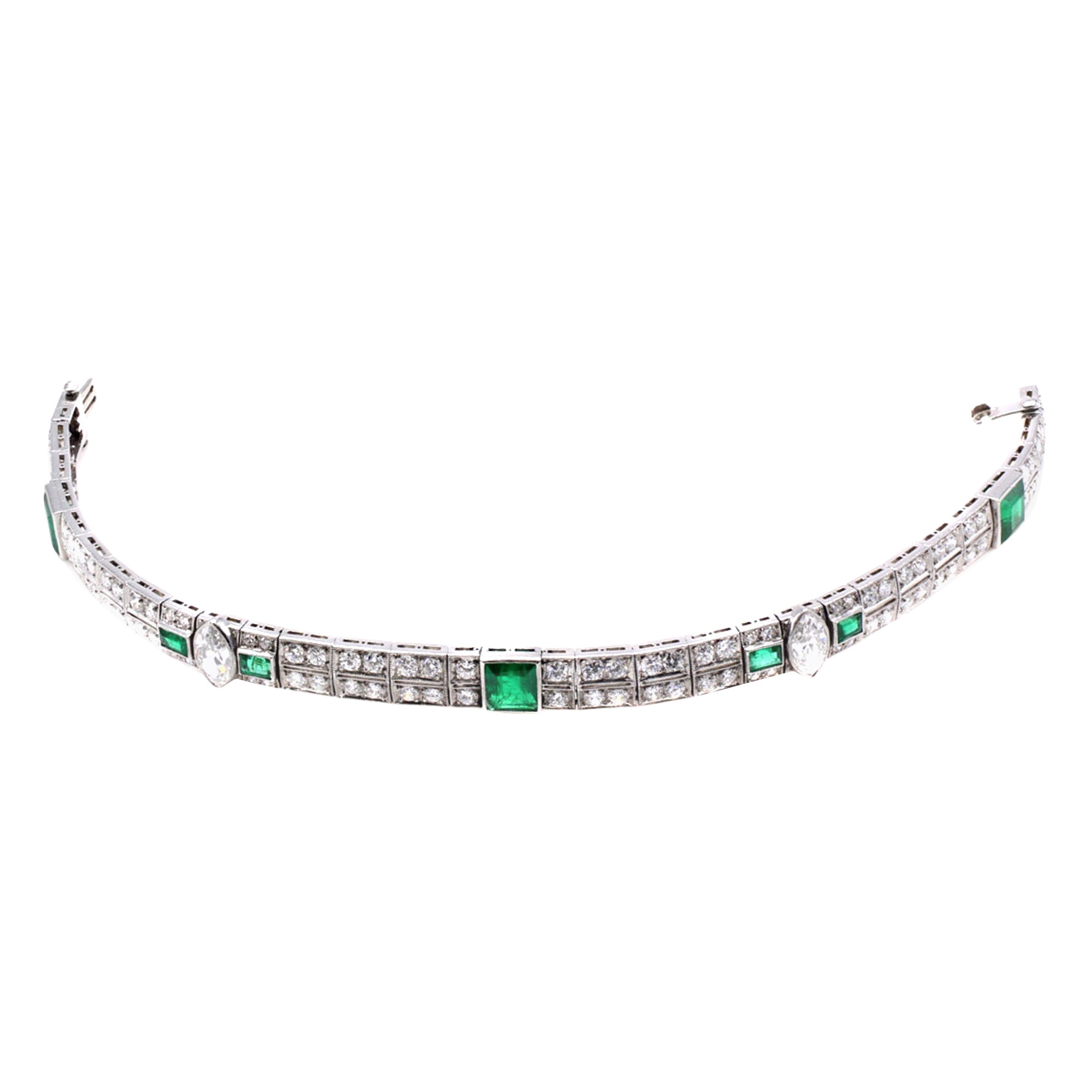 Dieses prächtig gestaltete und meisterhaft in Handarbeit aus Platin gefertigte Art-Déco-Armband (ca. 1925) des weltbekannten Juweliers Cartier ist ein wahres Kunstwerk. Perfekt aufeinander abgestimmte, strahlend weiße und funkelnde Diamanten im