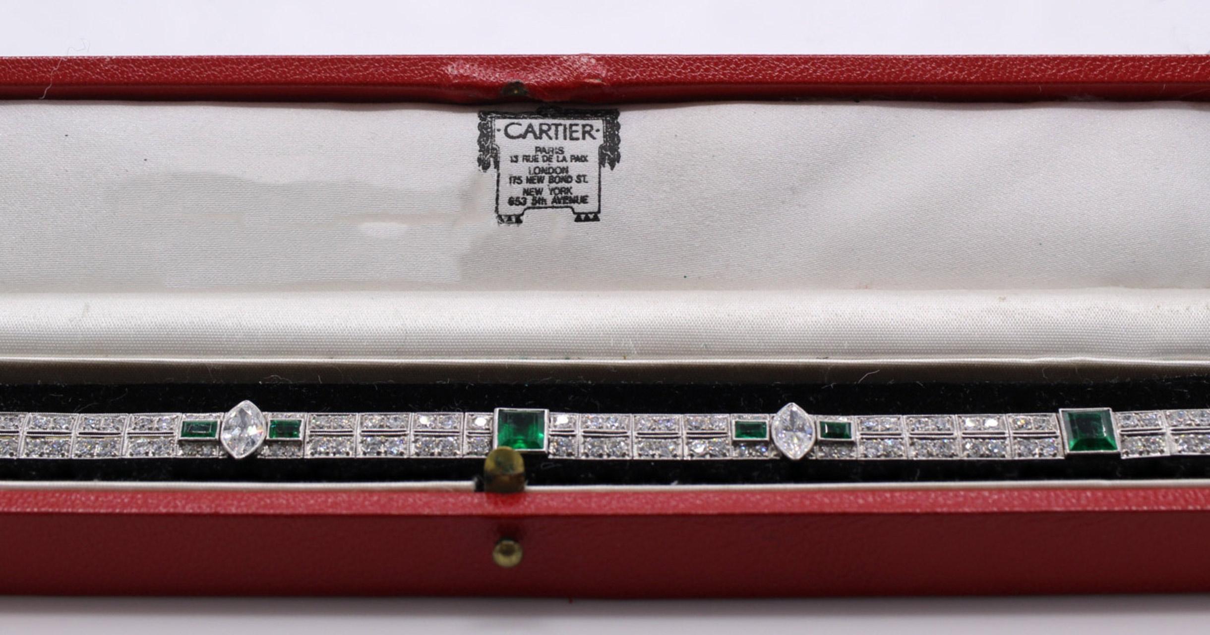 Cartier Bracelet Art déco en platine avec émeraudes et diamants Excellent état - En vente à New York, NY