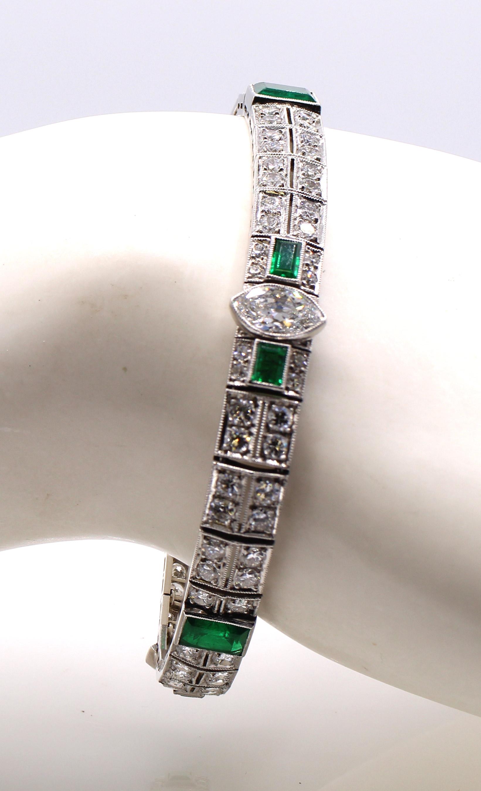 Cartier Bracelet Art déco en platine avec émeraudes et diamants Unisexe en vente