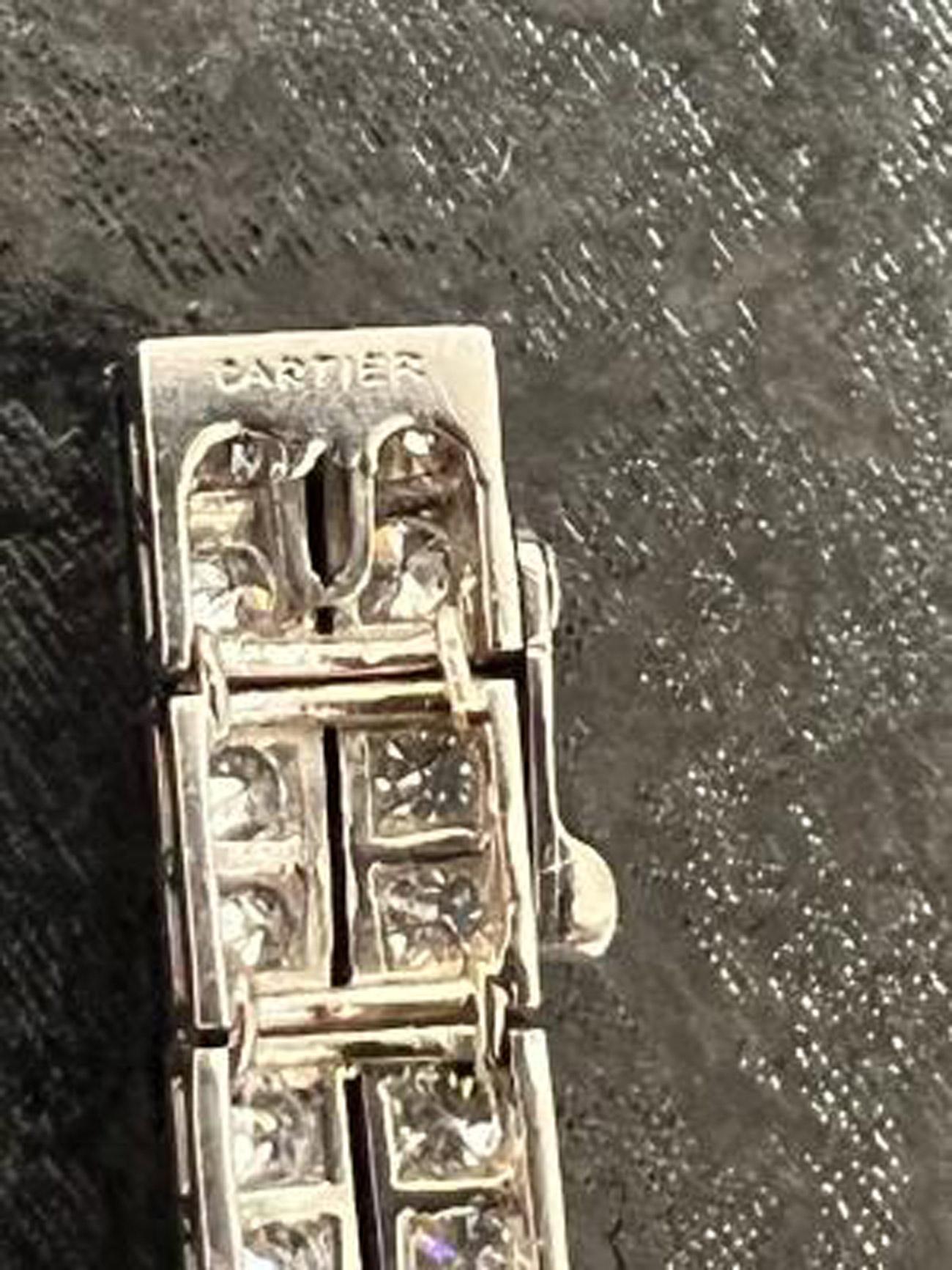 Cartier Art Deco Emerald Diamond Platinum Bracelet In Excellent Condition For Sale In New York, NY