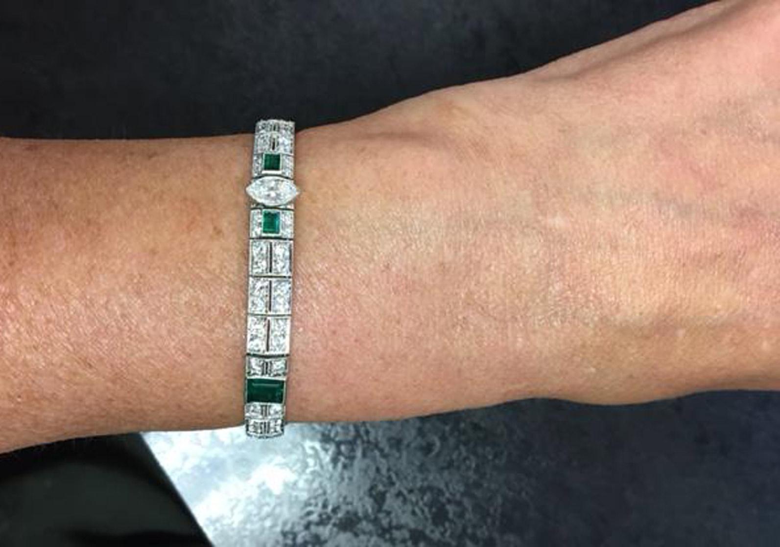 Cartier Bracelet Art déco en platine avec émeraudes et diamants en vente 3
