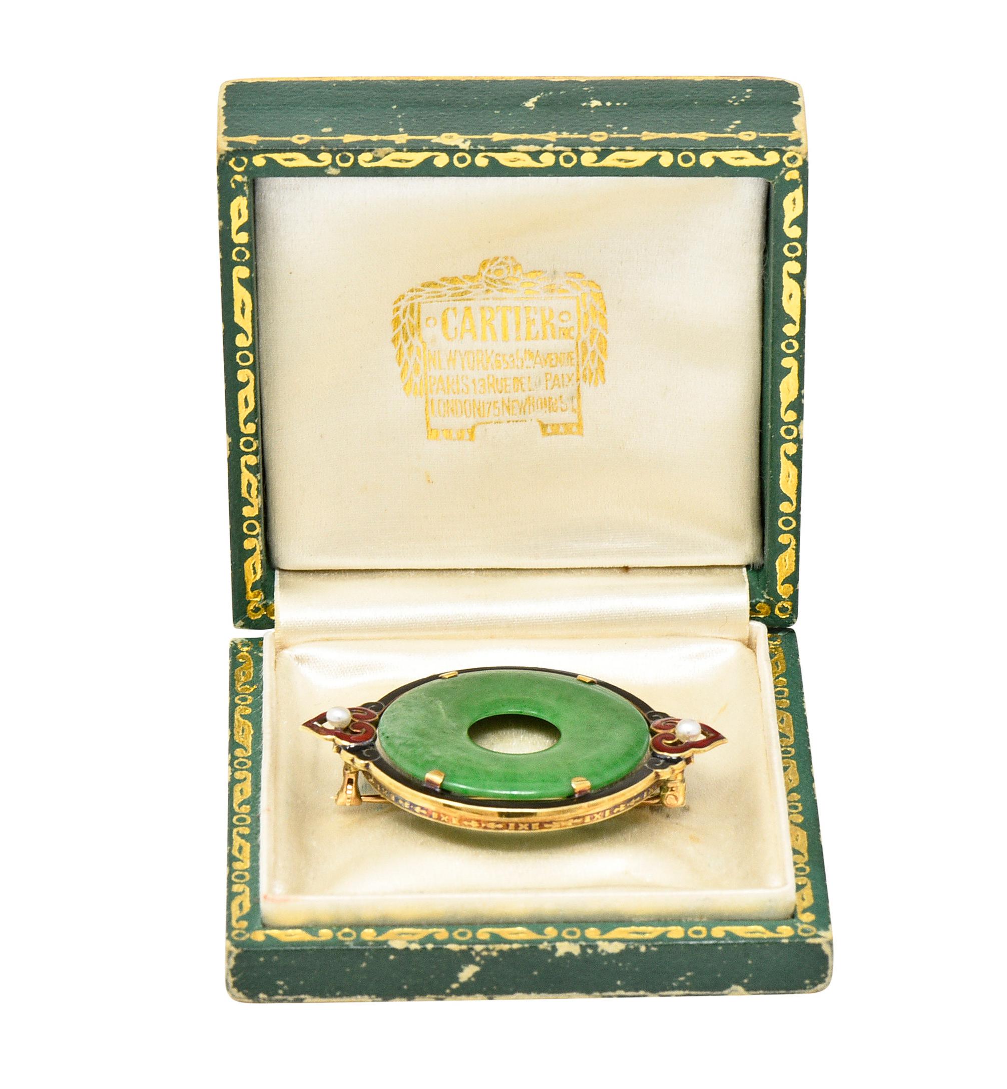 In der Mitte ein geschnitzter Kreis aus Jade im Bi-Stil, der 25,2 mm rund ist. Transluzentes mittleres Gelbgrün mit leichter pastellgrüner Sprenkelung. Mit Zacken in einem goldenen Rahmen und flankiert von Schneckenstationen. Mit durchgehendem