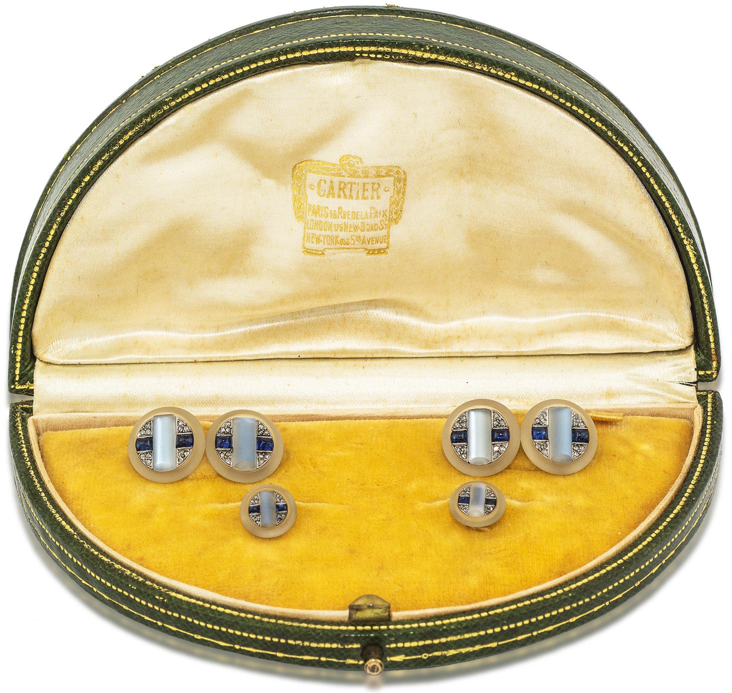 Manschettenknopf- und Ohrstecker-Set aus Mondstein, Saphir, Diamant und Bergkristall; Cartier, Paris; um 1920
mit originaler Cartier-Schachtel