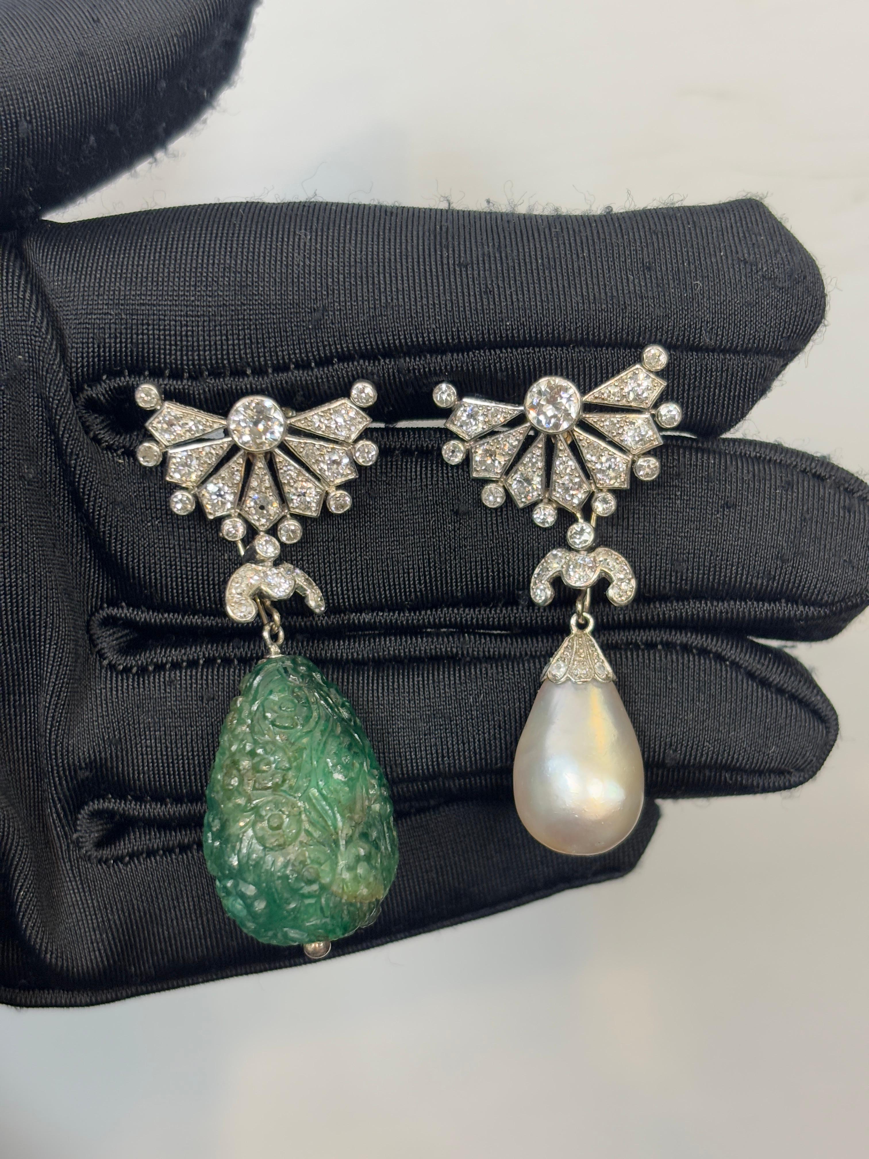 Boucles d'oreilles interchangeables en perles naturelles et émeraudes sculptées de Cartier Art Deco en vente 3
