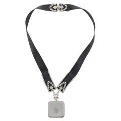 Montre pendentif en platine et diamants Art déco de Cartier