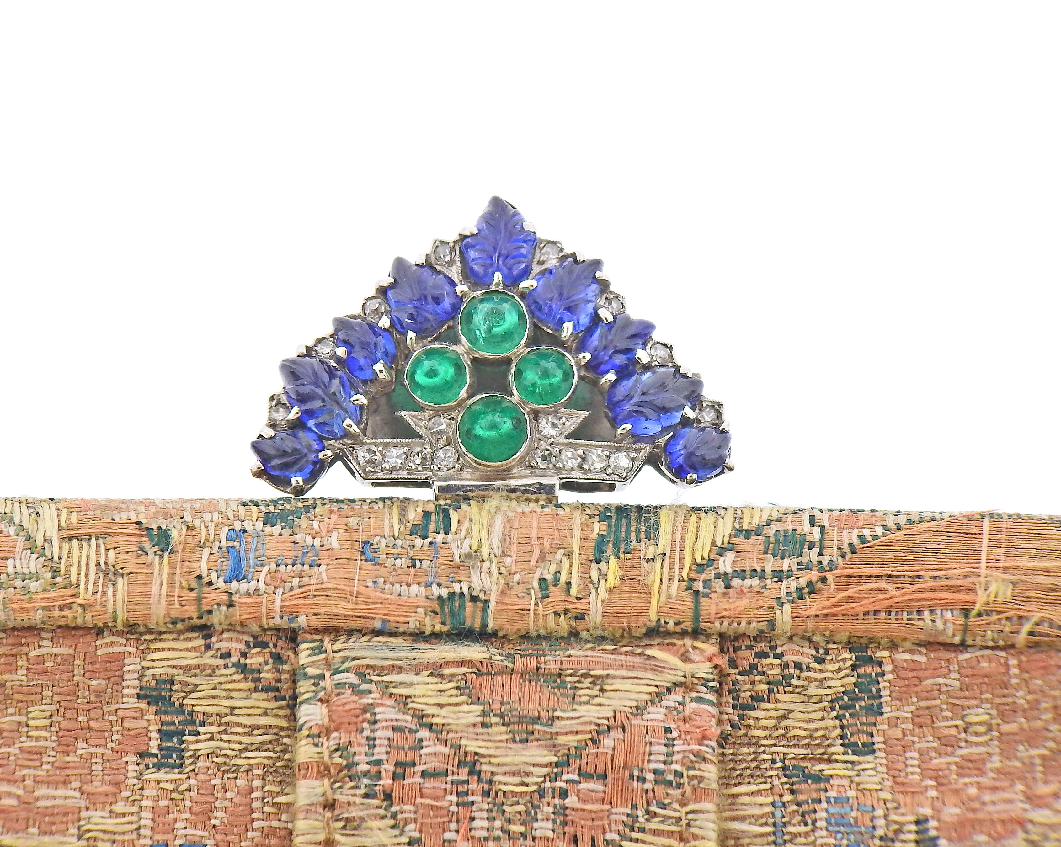 Pochette du soir Art déco Cartier, avec fermoir en platine, décorée de saphirs et d'émeraudes sculptés, avec des diamants. Le fermoir mesure 30 mm x 18 mm.  Le sac mesure 7