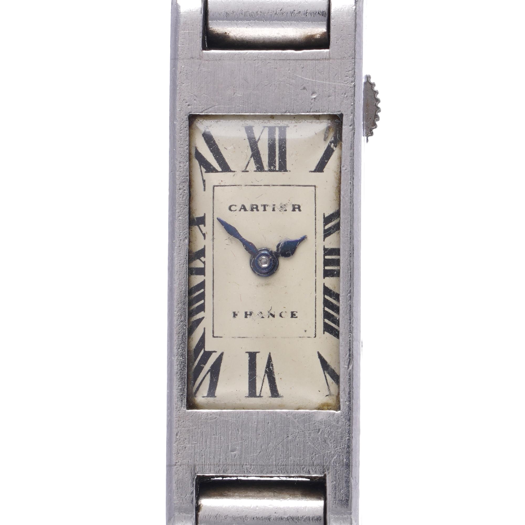 Raro y elegante reloj de pulsera Cartier Art Déco para señora, fabricado en platino, que data de la década de 1920. Con una esbelta caja rectangular y asas estriadas, esta pieza irradia sofisticación vintage. El reloj tiene un movimiento de cuerda