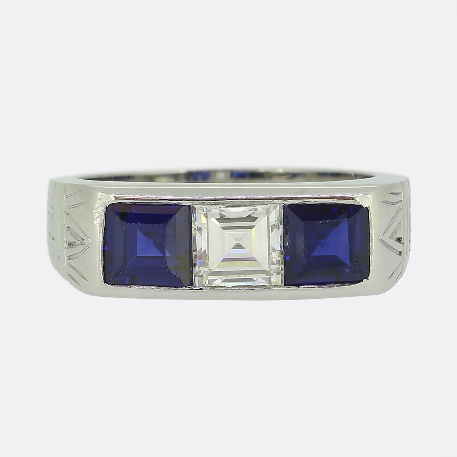 Ecco un'impressionante coppia di anelli con tre pietre della famosa casa di gioielli di lusso Cartier. Entrambi i gambi sono stati realizzati in modo da essere identici l'uno all'altro: il primo anello presenta un rubino centrale dal taglio quadrato