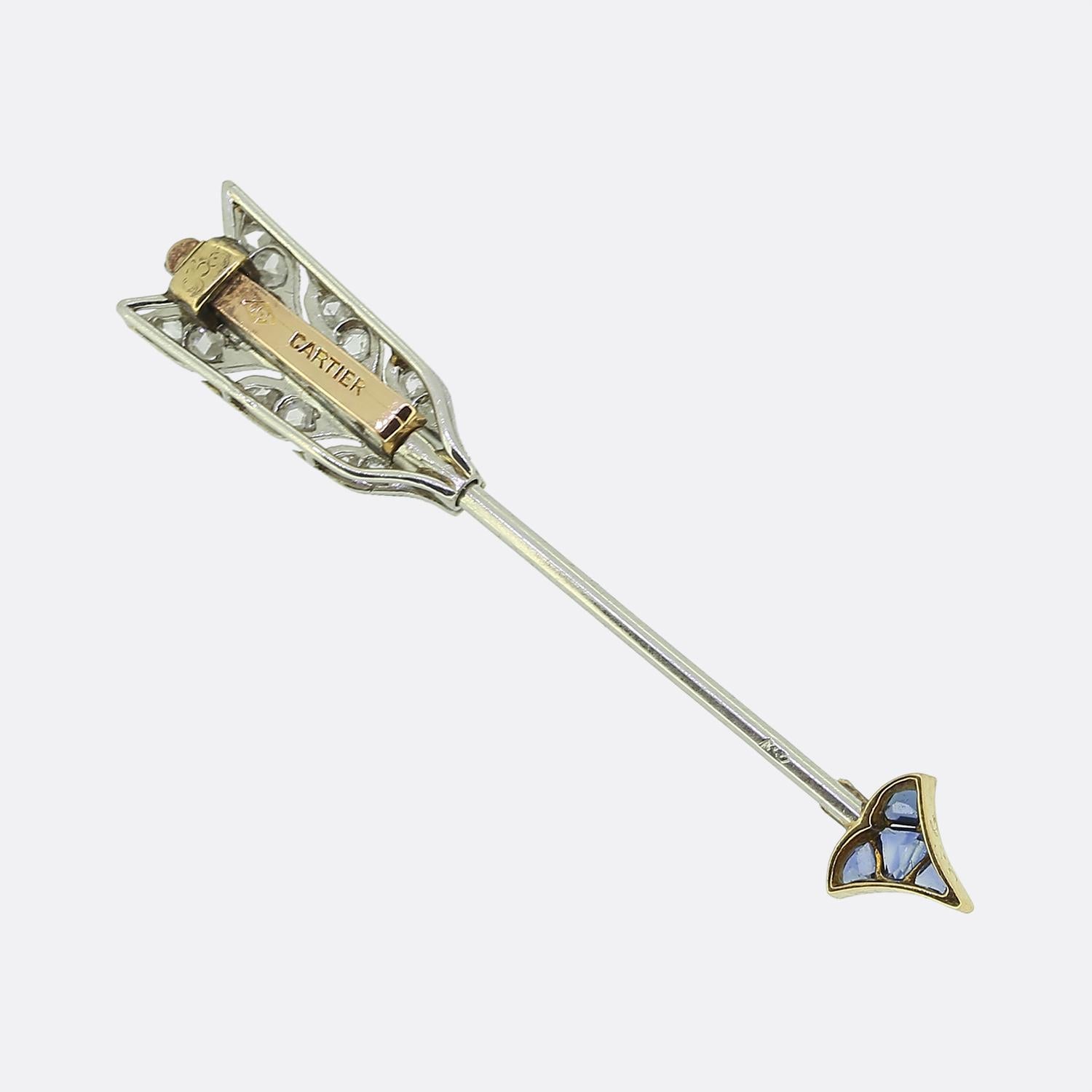 Ecco un favoloso e raro spillone a freccia in stile Art Deco con zaffiri e diamanti della rinomata casa di gioielli di lusso Cartier. Le aste e la punta sono incastonate con zaffiri taglio calibro in oro giallo 18ct e diamanti taglio rosa in un