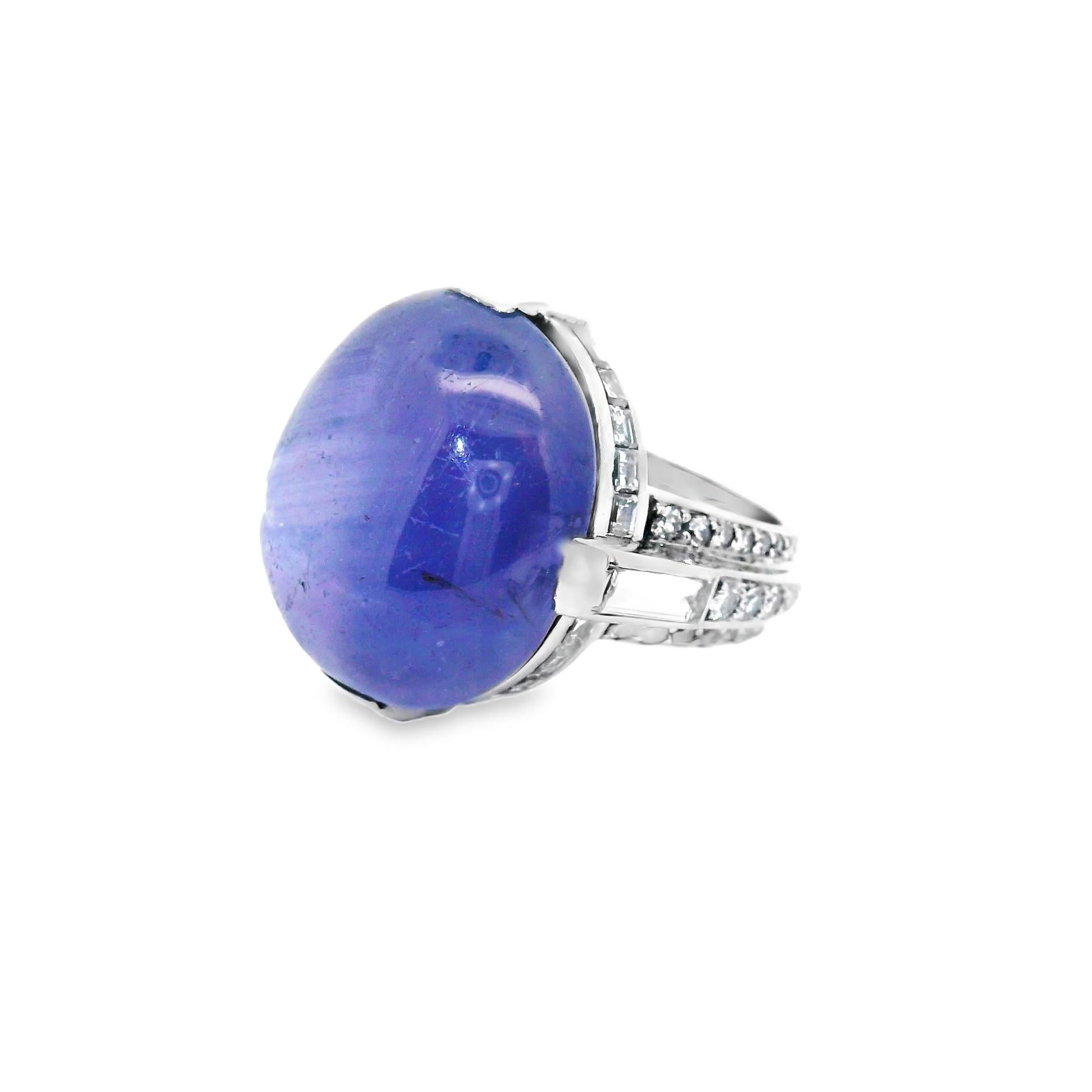 Un raro ed eccezionale tesoro Art Deco della più famosa gioielleria francese, Cartier. Questo pezzo antico, realizzato in platino, presenta un grande e imponente zaffiro blu a stella del peso di circa 40 carati! Lo zaffiro è completamente naturale,
