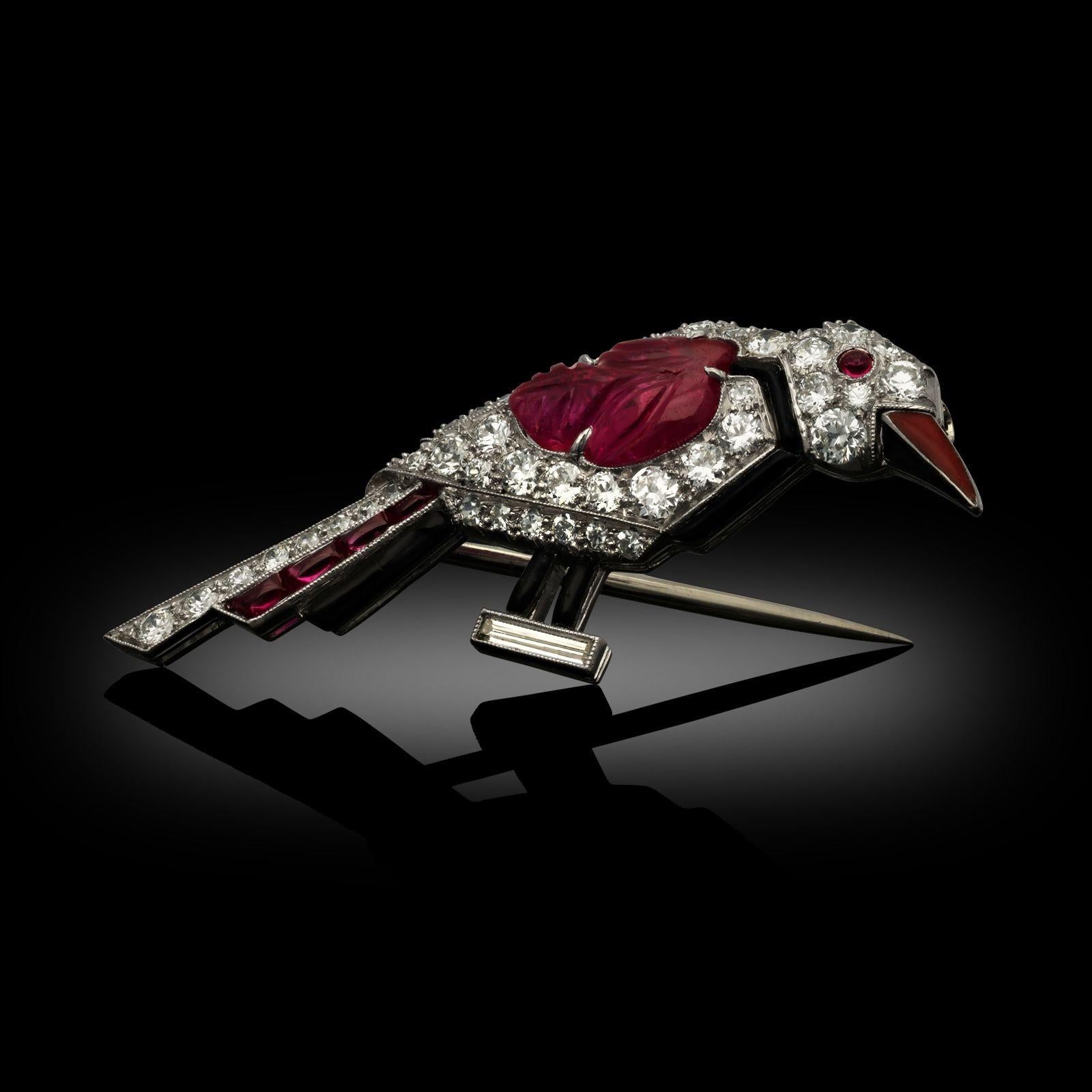 Cartier Art Deco Stilisierte Diamant- und geschnitzte Rubin-Vogelbrosche Circa 1925 London (Ovalschliff) im Angebot