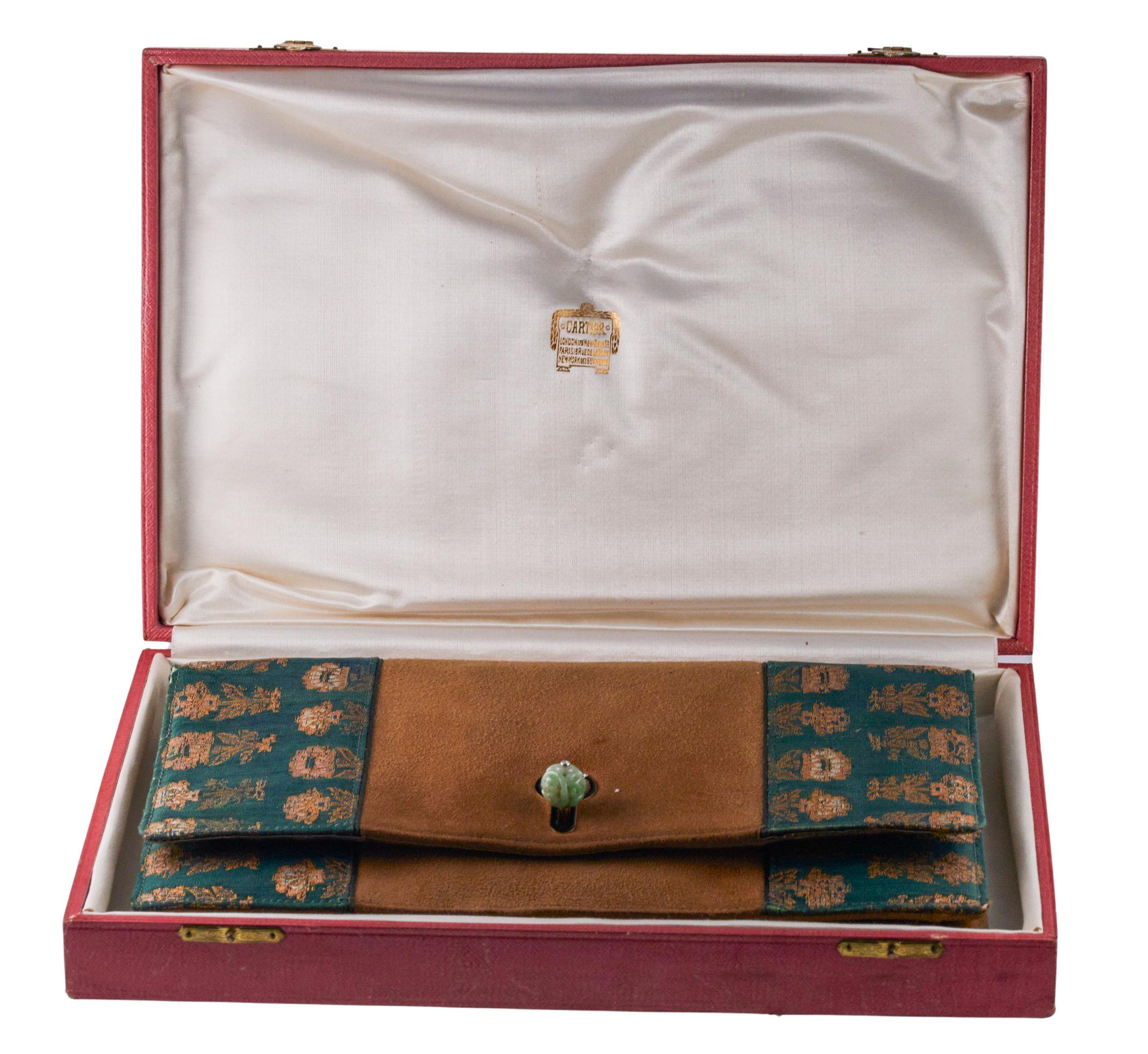 Taille ronde Cartier Pochette pour femme Art Déco en daim et jade avec diamants  en vente