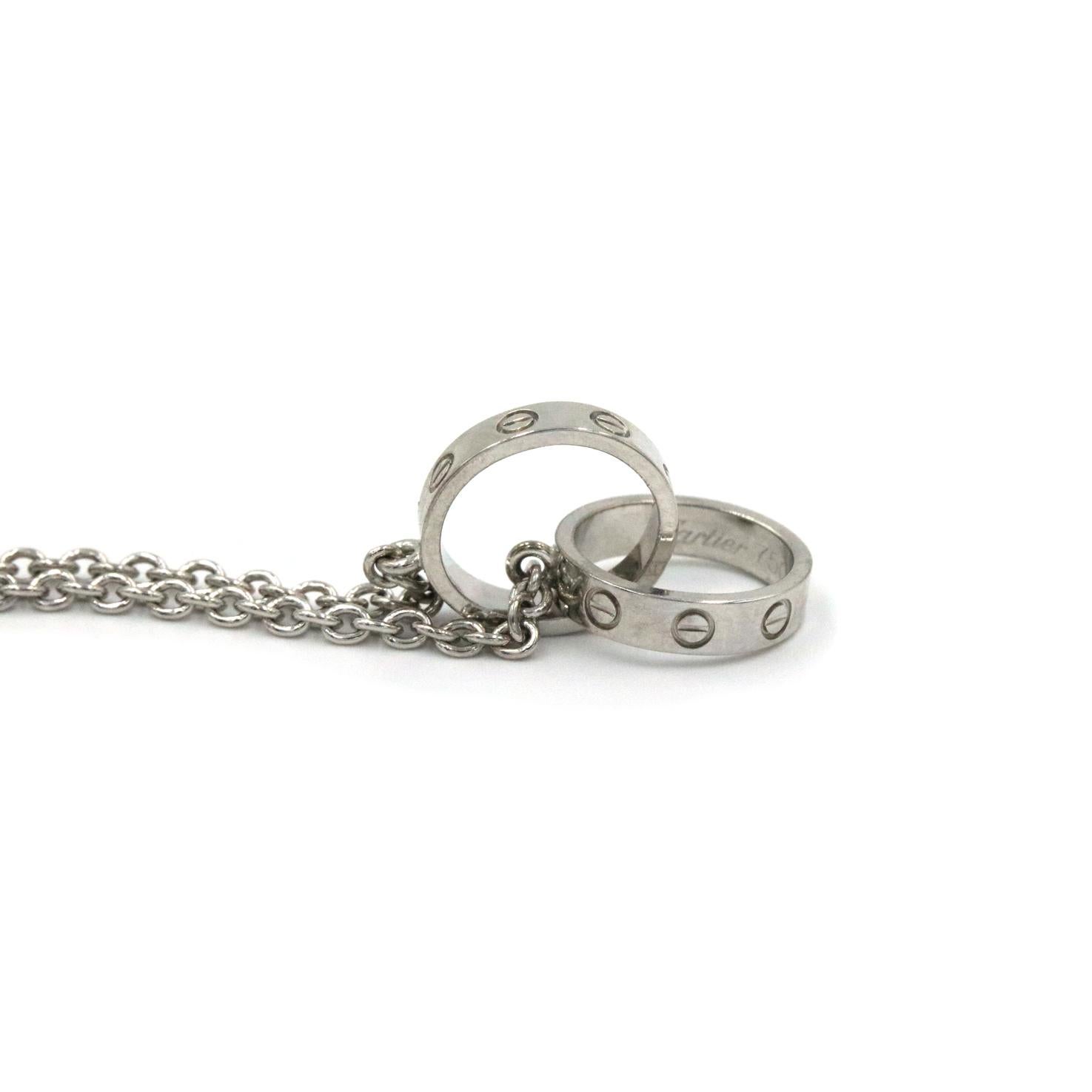 Collier Baby Love de Cartier en or blanc 18 carats. Ce collier comporte deux anneaux d'amour entrelacés sur une chaîne de 16 pouces.  SN. FO3604