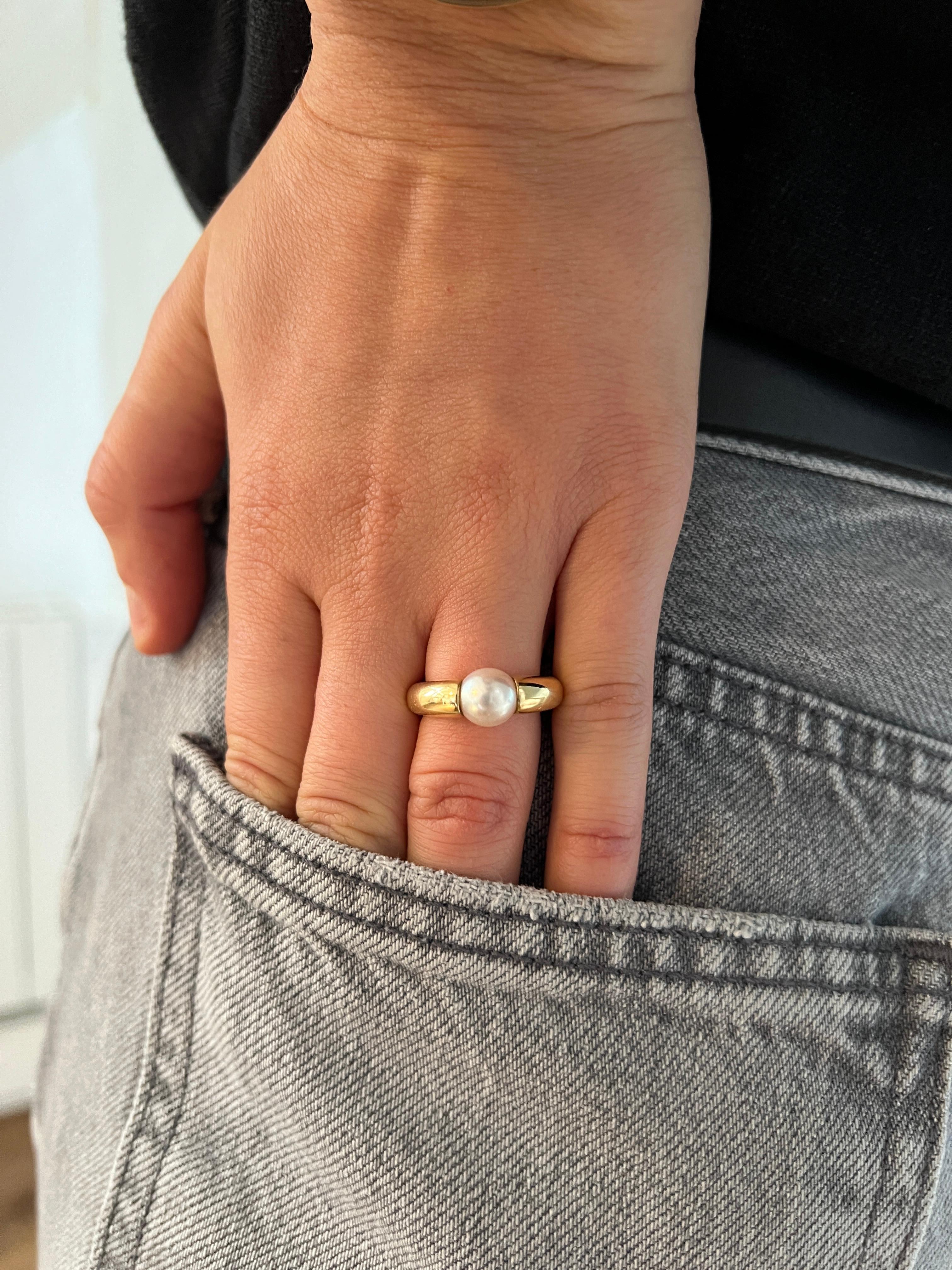 Cartier Bague Or Jaune 18 Carats Perle Blanche 
Cette bague provient d'une ancienne collection Cartier des années 1994. Elle est en or jaune 18 carats, au centre de cette bague est présente une perle blanche nommée Akoya elle mesure 8 mm. La perle