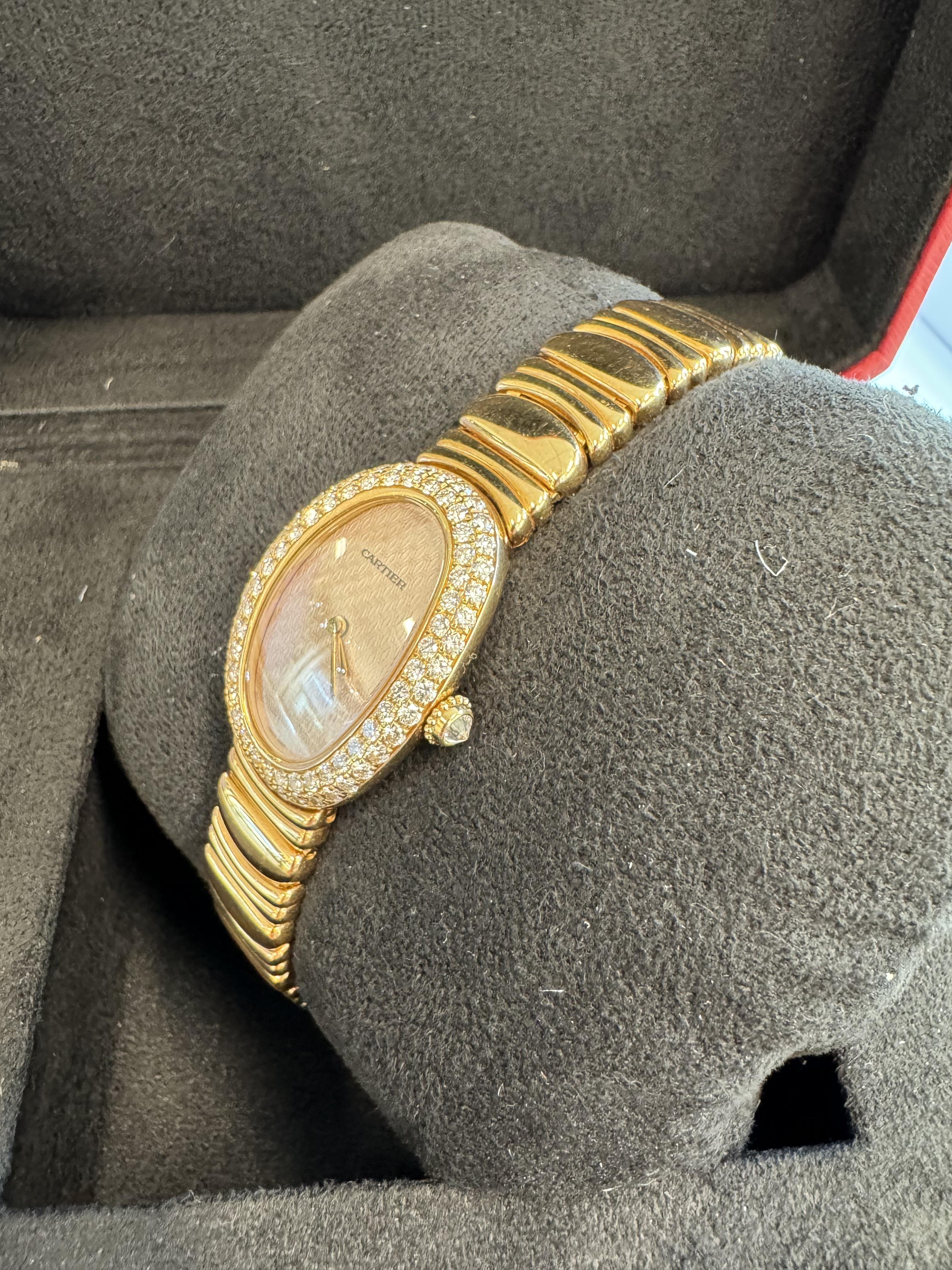 MARKE: Cartier
MODELL: Baignoire
REFERENZ: 1954
Größe: 30 mm
GEHÄUSE: 18k Gelbgold
DIAL: Champagner Cartier Zifferblatt
BAND: 18k Gelbgold
UHRWERK: Quarz

Seltenes Cartier-Zifferblatt
Werkseitig gefasste Diamanten
Sehr guter Zustand
Keine Schachtel