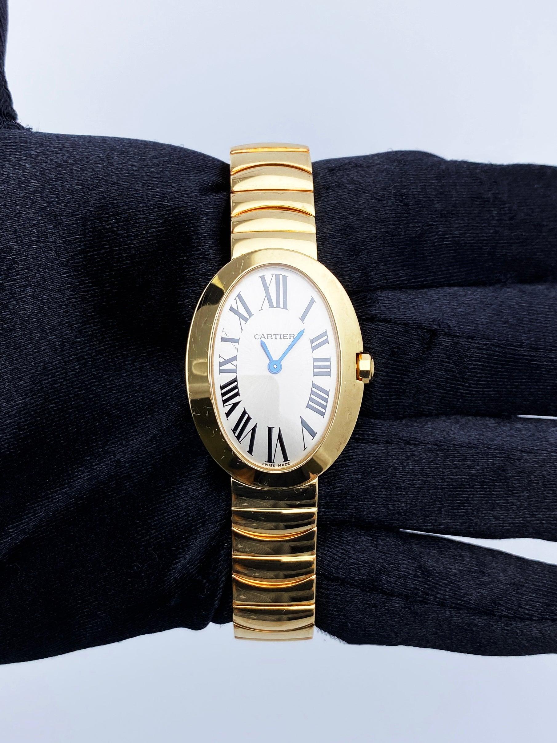 Cartier Baignoire 3208 Damenuhr. 24.5mm 18K Gelbgold Gehäuse mit 18K Gelbgold Lünette. Silbernes Zifferblatt mit blauen Zeigern und schwarzen römischen Ziffern als Indexe. armband aus 18 Karat Gelbgold mit versteckter Schmetterlingsschließe. Passt