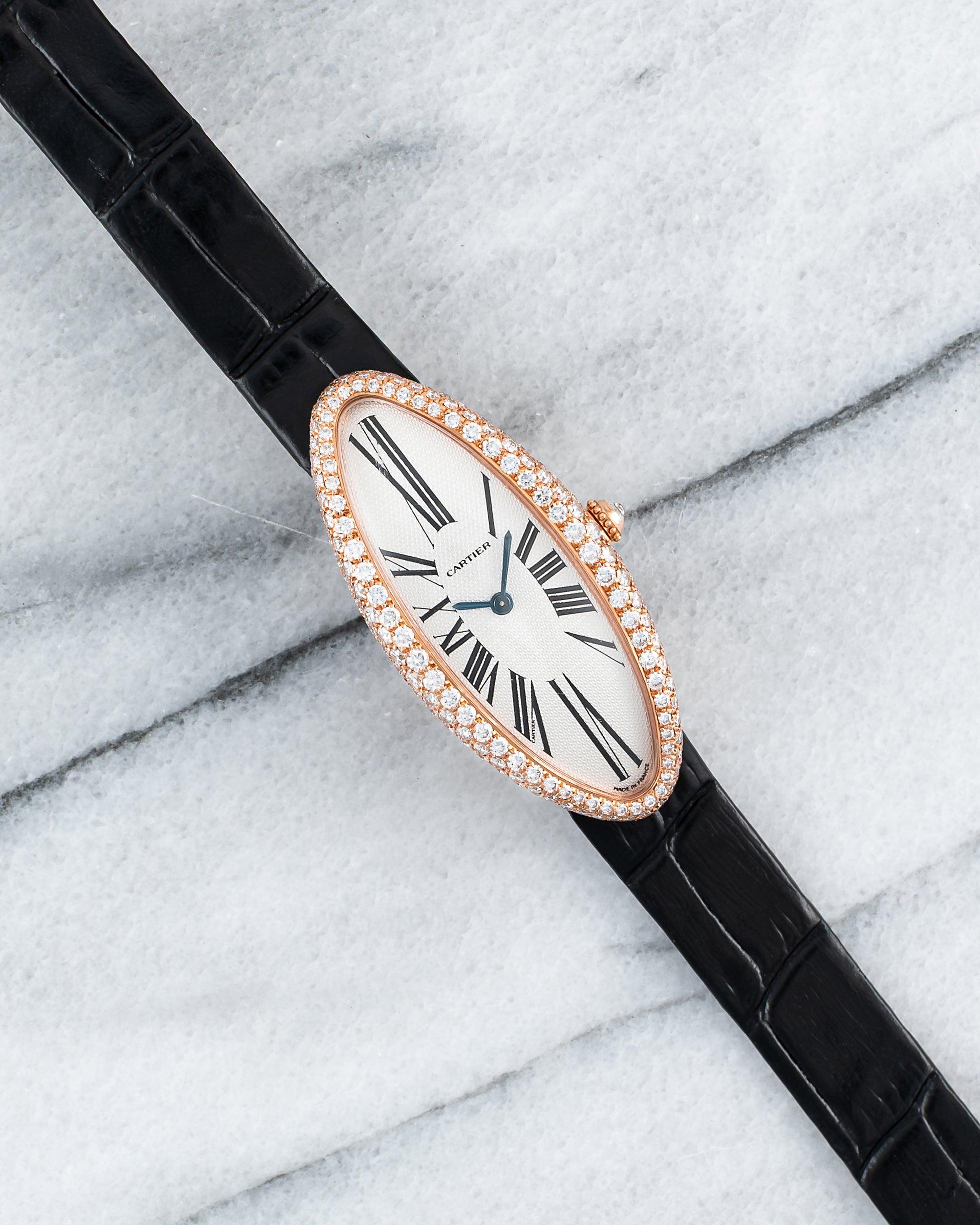 Diese seltene Neo-Vintage Cartier Baignoire Allongée, Referenz 2515, fängt die Essenz des dauerhaften Design-Erbes von Cartier mit bemerkenswerter Klarheit ein. Das aus warmem 18-karätigem Roségold gefertigte Stück verfügt über das langgestreckte