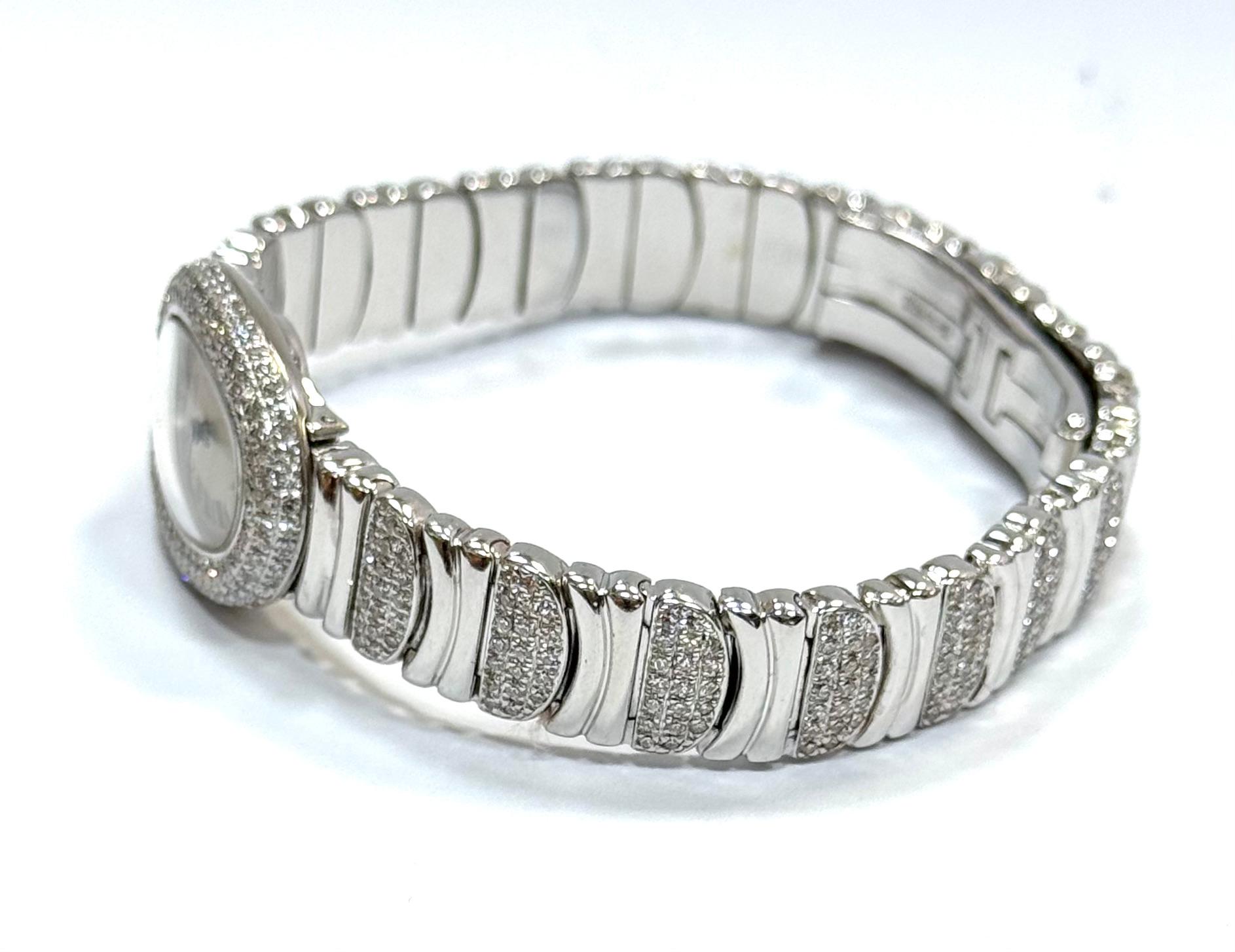 Marke: Cartier

Modell: Mini-Baignoire

Referenznummer: WB5095EA 2369

Uhrwerk: Quarz

MATERIAL des Gehäuses: 18K Weißgold

MATERIAL der Lünette: 18K Weißgold mit Diamanten verziert

Zifferblatt: Weiß

MATERIAL des Armbands: 18K Weißgold mit