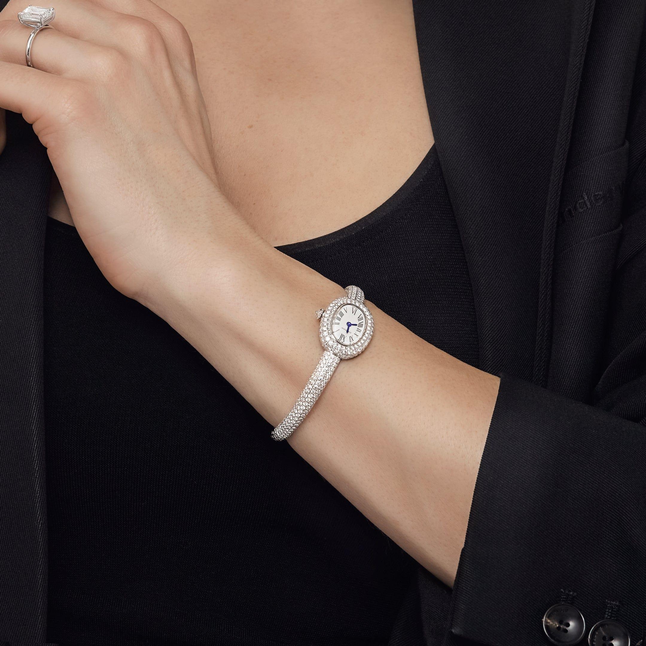 Il Cartier Baignoire Mini HPI01773 è un'abbagliante espressione di eleganza femminile e alta gioielleria artigianale. Realizzato in una cassa in oro bianco 18 carati con finitura rodiata, questo squisito orologio presenta la tipica cassa ovale di
