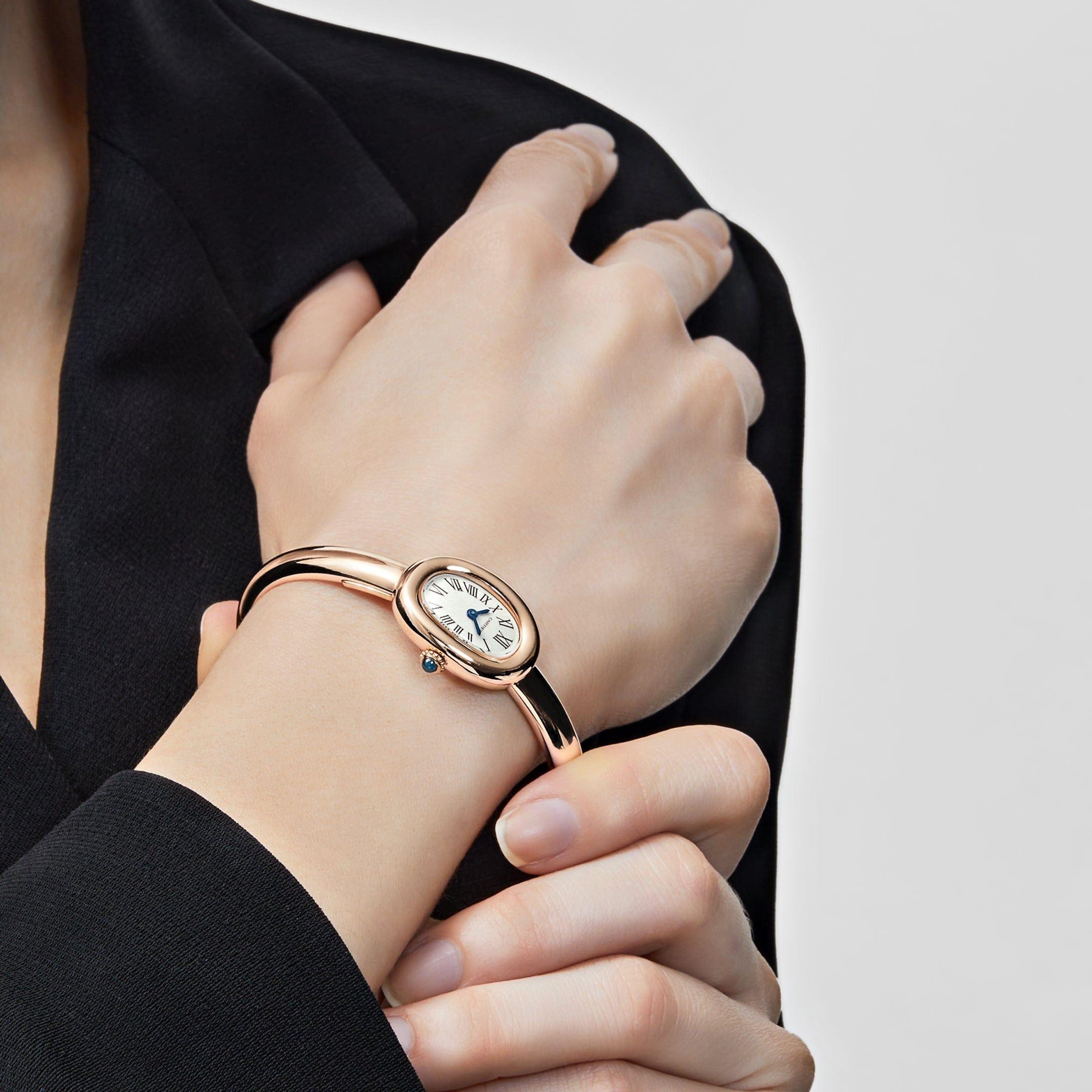 Jewels Aficionado offers this Cartier Baignoire Mini WGBA0019 is a delicate and refined timepiece that epitomizes Cartier’s signature elegance. Crafted in 18k rose gold, the petite oval-shaped case offers a sophisticated and understated aesthetic
