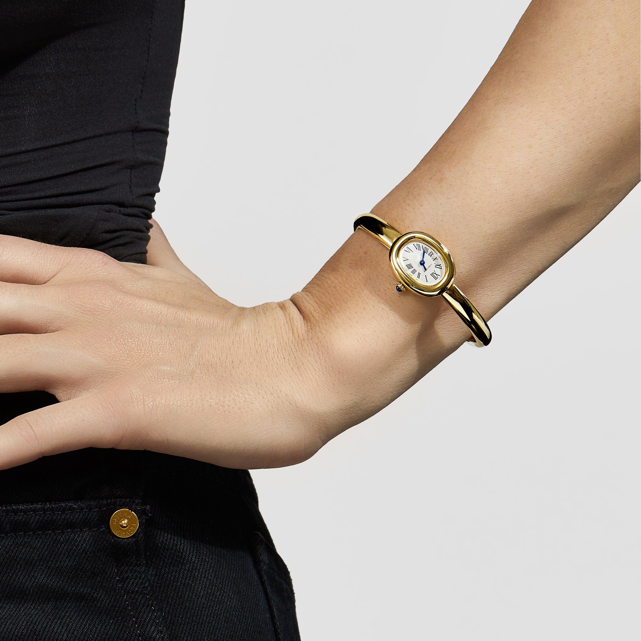 The Cartier Baignoire Mini WGBA0035 in yellow gold is a sophisticated and timeless timepiece that captures the essence of Cartier's signature style. Crafted in 18k yellow gold, the case showcases the iconic Baignoire shape, an elongated oval design