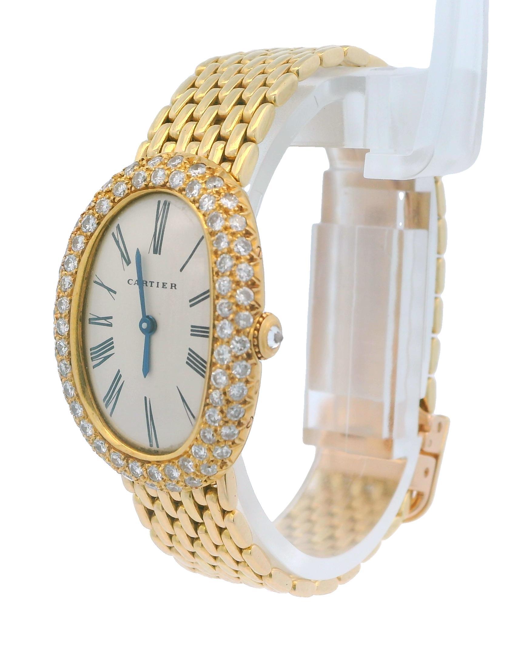 Elegante orologio Cartier in oro 18 carati con diamanti. Questo squisito orologio presenta un quadrante di forma ovale ornato da diamanti bianchi rotondi per un totale di 2,11 carati. Realizzato in oro 18 carati, l'orologio presenta un movimento