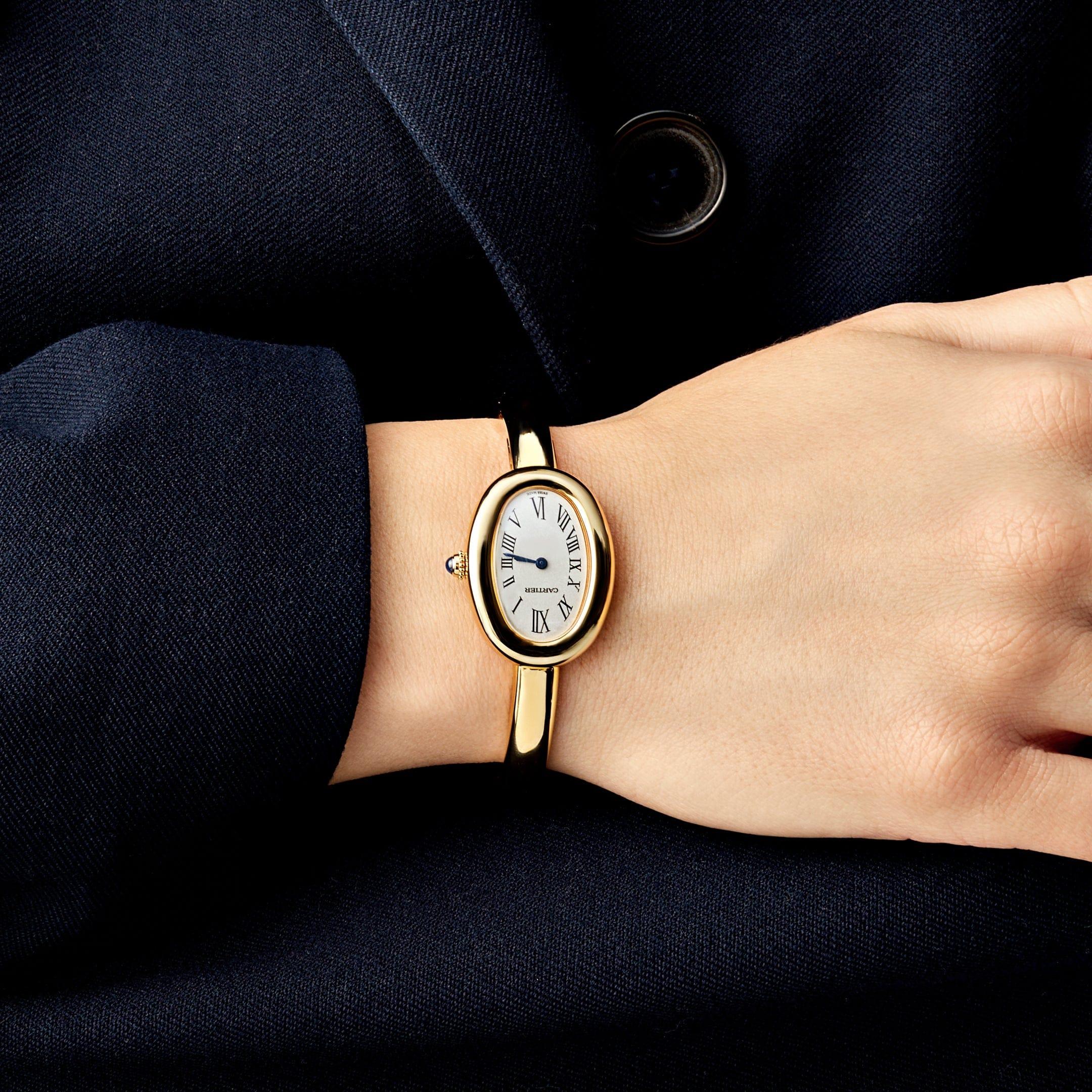 Jewels Aficionado offers the Cartier Baignoire Small WGBA0024 is a refined representation of Cartier’s timeless elegance, crafted in luxurious 18k yellow gold. This model features the iconic elliptical 