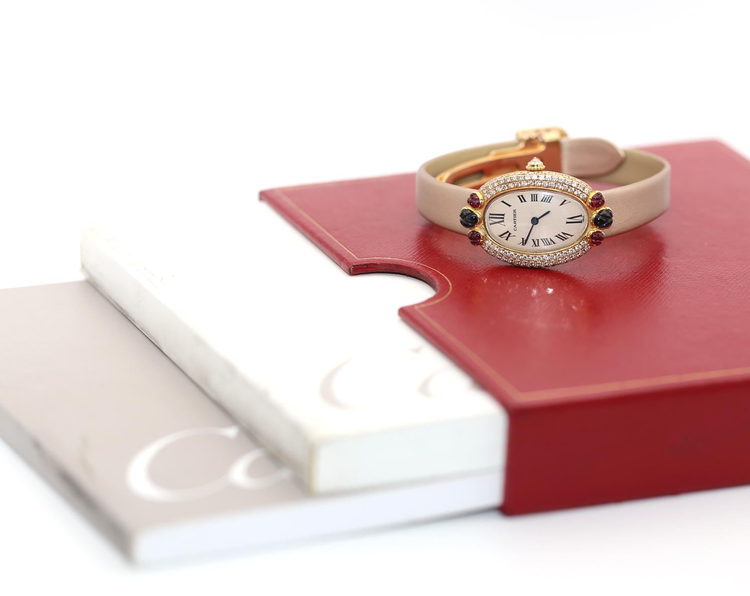 Tutti Frutti rappelle le design historique de Cartier - saphirs et rubis sculptés. 
Le modèle Baignoire a connu de nombreuses itérations, mais cette édition limitée avec des pierres précieuses et des diamants sertis tout autour du cadran sur trois