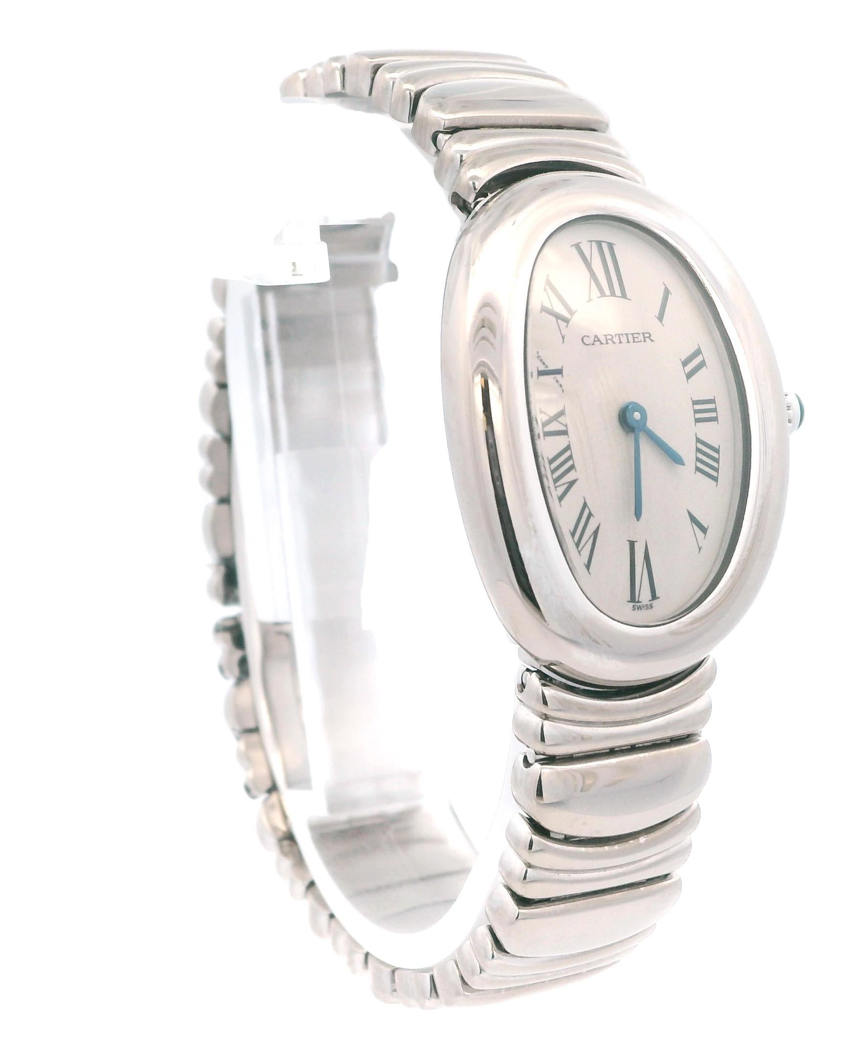 Reloj Cartier Baignoire 1955 para señora. Caja de oro blanco de 18 quilates de 22 mm por 30 mm sin bisel. Esfera marfil con agujas azules e índices de números romanos. Brazalete de oro blanco de 18 quilates con cierre de mariposa oculto que se