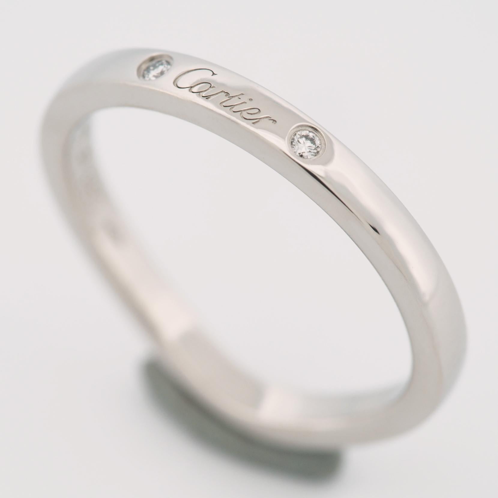 Artikel: Authentischer Cartier Ballerine Ehering
Edelsteine: 3 Diamanten (insgesamt 0,01 Karat)
Metall: Platin 950
Ring Größe: 48 US SIZE 4.5 UK SIZE I 
Innendurchmesser: 15.25 mm
Maße: 2 mm Breite
Gewicht: 3,1 Gramm
Zustand: Gebraucht