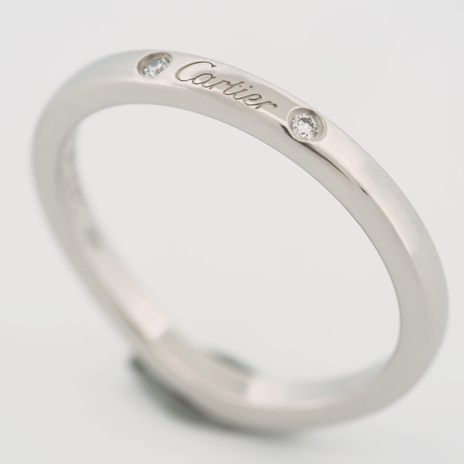Artikel: Authentischer Cartier Ballerine Ehering
Edelsteine: 3 Diamanten (insgesamt 0,01 Karat)
Metall: Platin 950
Ring Größe: 48 US SIZE 4.5 UK SIZE I 
Innendurchmesser: 15.25 mm
Abmessungen: 1,9 mm Breite
Gewicht: 2,9 Gramm
Zustand: Gebraucht