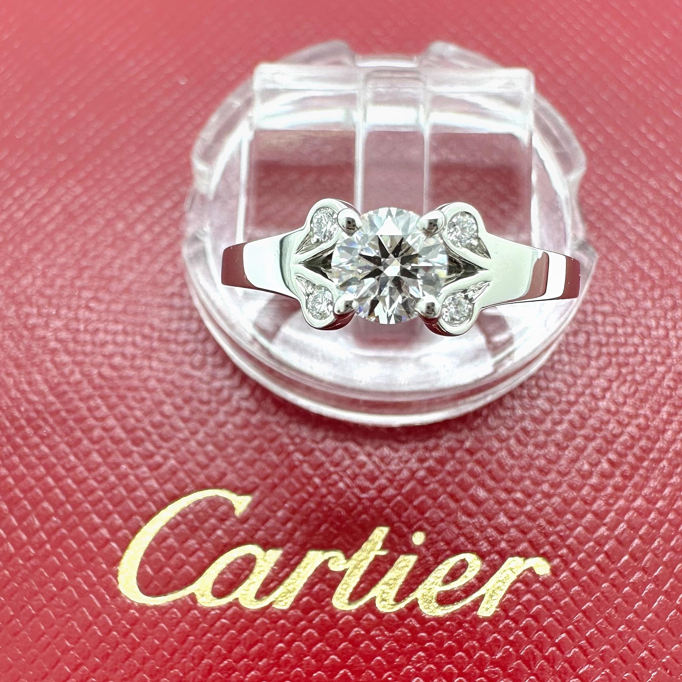 Cartier Ballerine Solitär Verlobungsring
Stil:  Solitär mit Seitensteinen
Referenznummer:  N4197600
Metall:  Platin Pt950
Größe:  3.5 
TCW:  0,36 tcw
Hauptdiamant:  Runder Brillant-Diamant 0.33 Karat 
Farbe & Klarheit:  F, VVS1
Zertifikat:  GIA