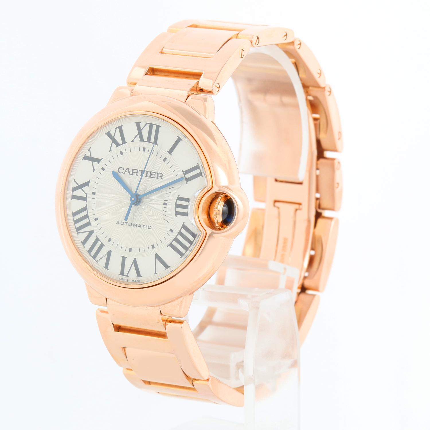 Cartier Ballon Bleu 18K Rose Gold Ladies Midsize Watch WGBB0009 3003 - Remontage automatique. Or rose 18 carats  (36 mm). Cadran argenté guilloché avec chiffres romains noirs. Bracelet en or rose . D'occasion  avec boîte Cartier.