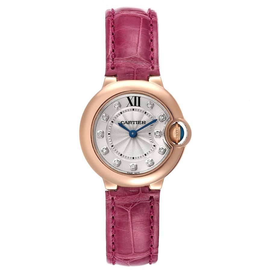 Cartier Ballon Bleu 28 Rose Gold Diamond Damenuhr WE902050 Box Papiere. Quarzwerk. Rundes Gehäuse aus 18 Karat Roségold mit einem Durchmesser von 28 mm. Geriffelte Krone mit einem blauen Saphir-Cabochon besetzt. Glatte Lünette aus 18 Karat Roségold.