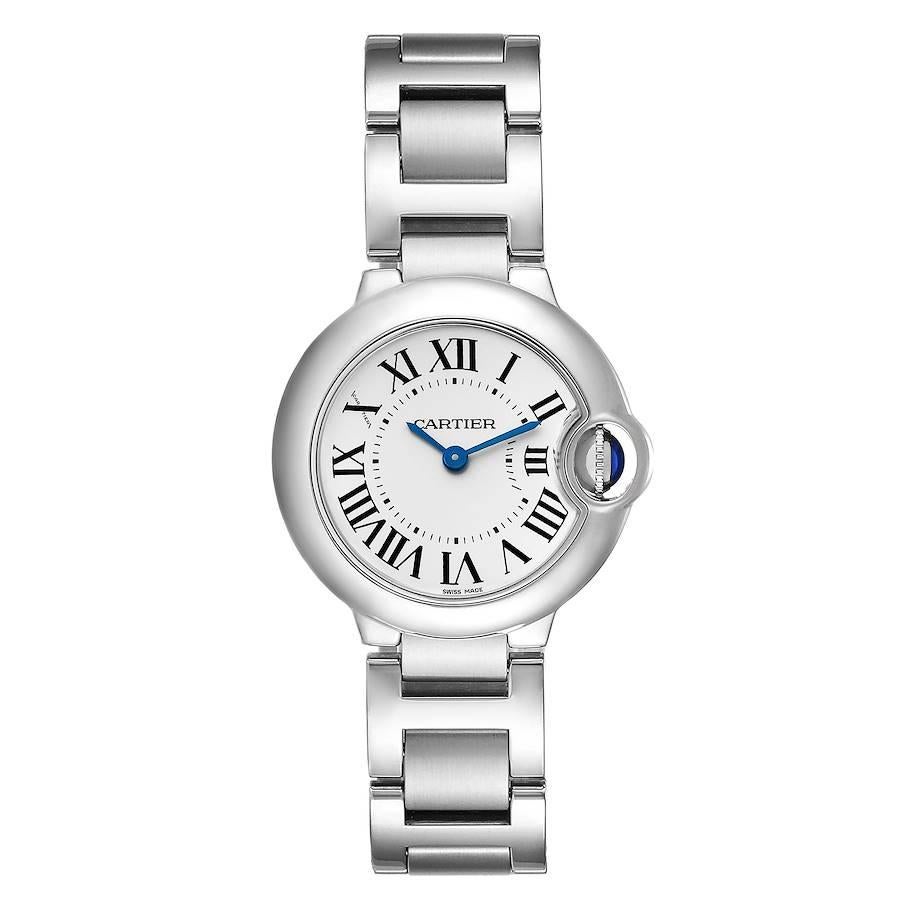 Cartier Ballon Bleu 29 Silber Zifferblatt Quarz Stahl Damenuhr W69010Z4 Box Karte. Quarzwerk. Kaliber 049. Rundes Edelstahlgehäuse mit einem Durchmesser von 29,0 mm. Geriffelte Krone mit blauem Spinell-Cabochon. Glatte Lünette aus Edelstahl.