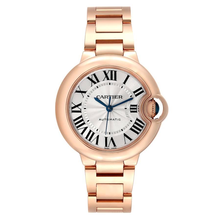 Cartier Ballon Bleu 33 mm Automatic Rose Gold Silver Dial Damenuhr WGBB0042. Automatisches Uhrwerk mit automatischem Aufzug. Gehäuse aus 18 Karat Roségold mit einem Durchmesser von 33 mm. Geriffelte Krone mit einem blauen Saphir-Cabochon besetzt.