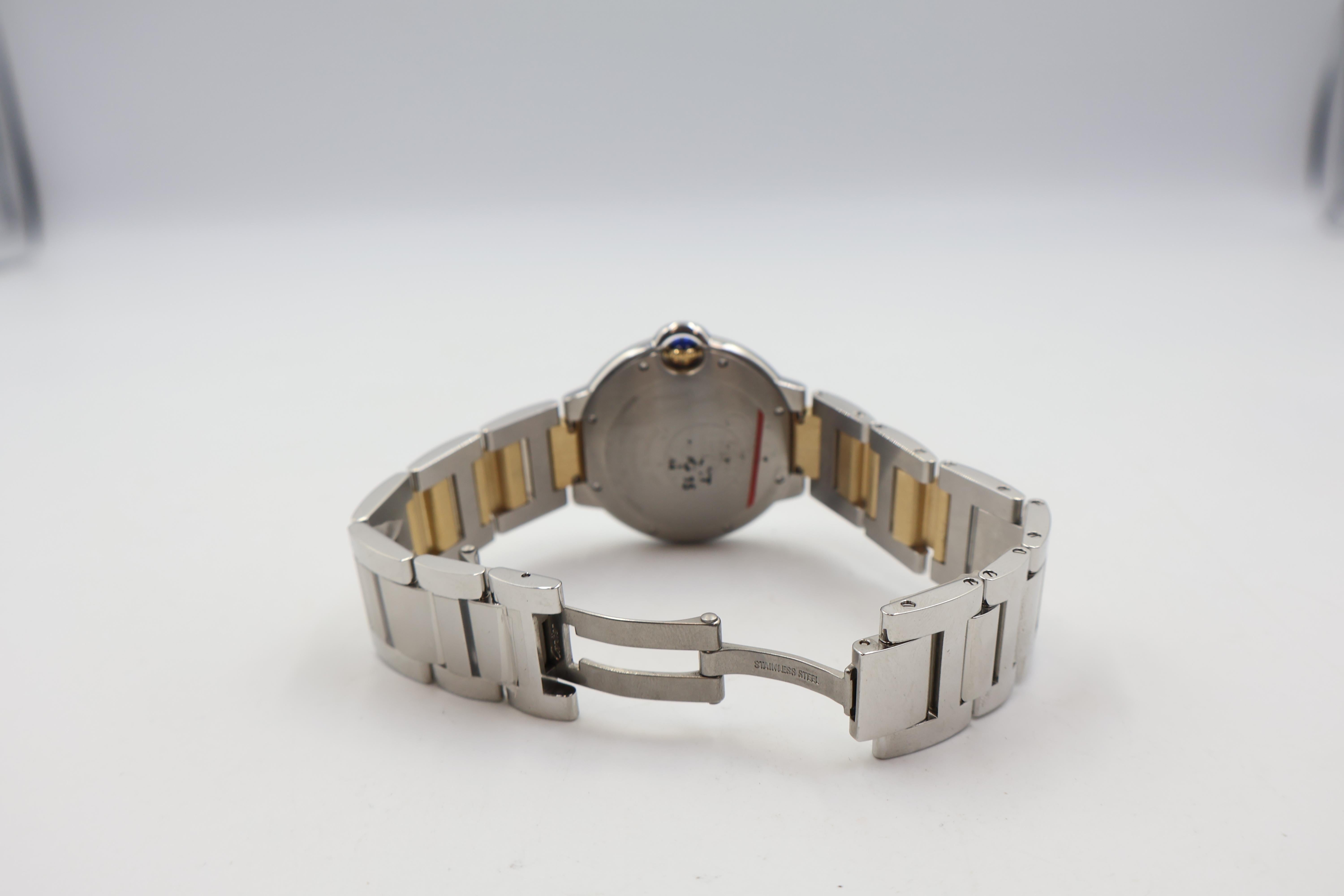 Cartier Ballon Bleu 3284
Caja y bisel de acero inoxidable.
Corona de oro con piedra de zafiro.
Esfera plateada con agujas y números romanos negros.
Movimiento automático.
Tamaño de la caja: 36 mm
Cristal de zafiro resistente a los arañazos.