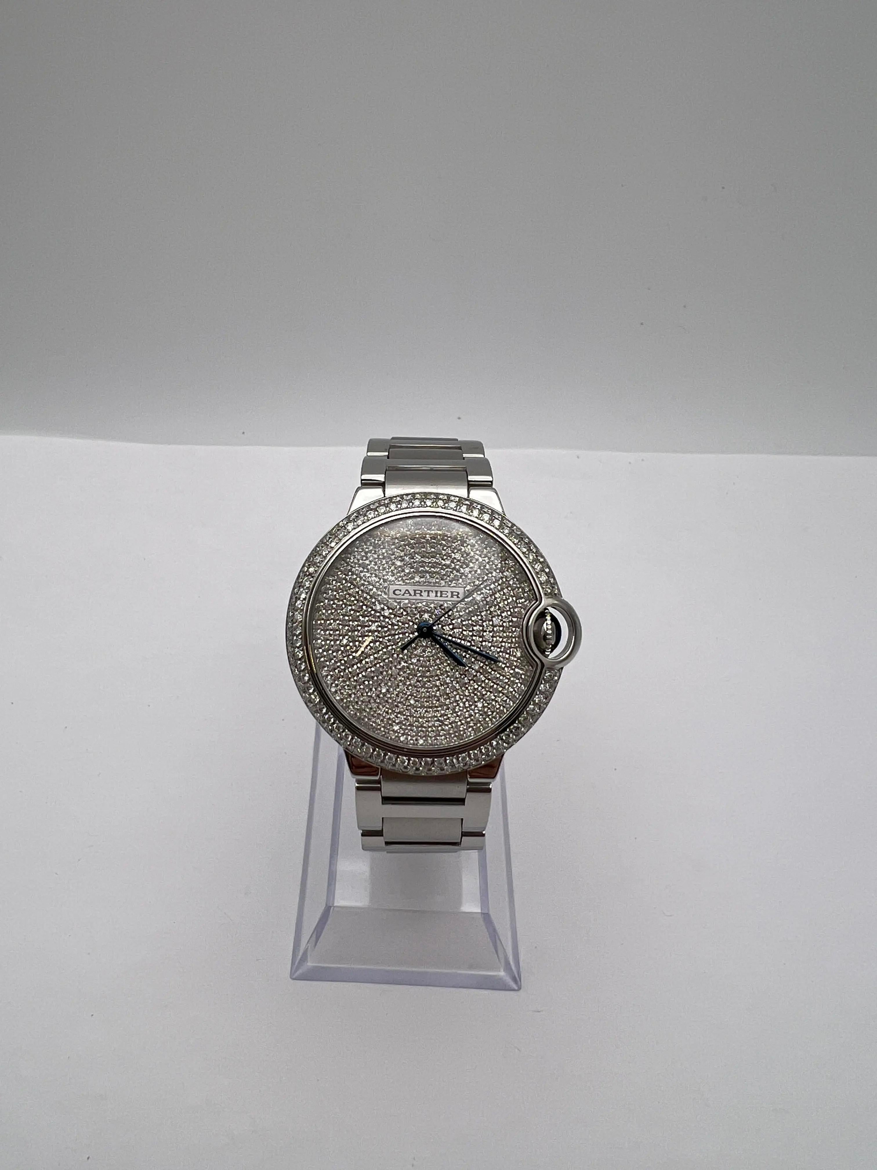 La Cartier Ballon Bleu de Cartier, référence W6920046, est un garde-temps luxueux et élégant qui a été personnalisé pour en rehausser l'éclat et la sophistication. Ce modèle présente un boîtier de 36 mm en acier inoxydable avec une finition polie,