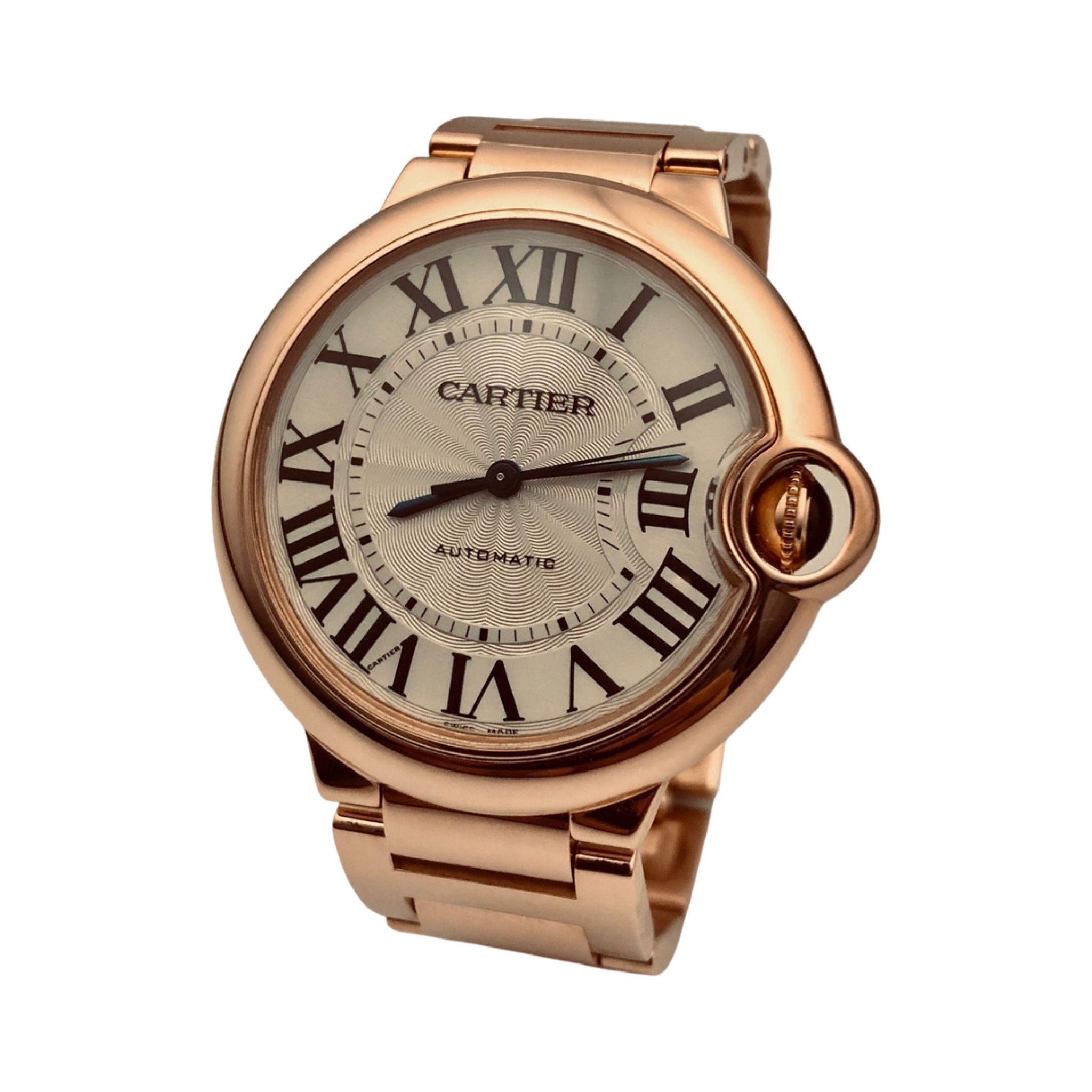 Cartier Ballon Bleu taille moyenne (36.6mm) en boîtier or rose 18K, cadran guilloché et laqué avec chiffres romains, mouvement à remontage automatique calibre Cartier 076, bracelet or rose 18K. 
Résistant à l'eau jusqu'à 30 mètres.
Excellent état,