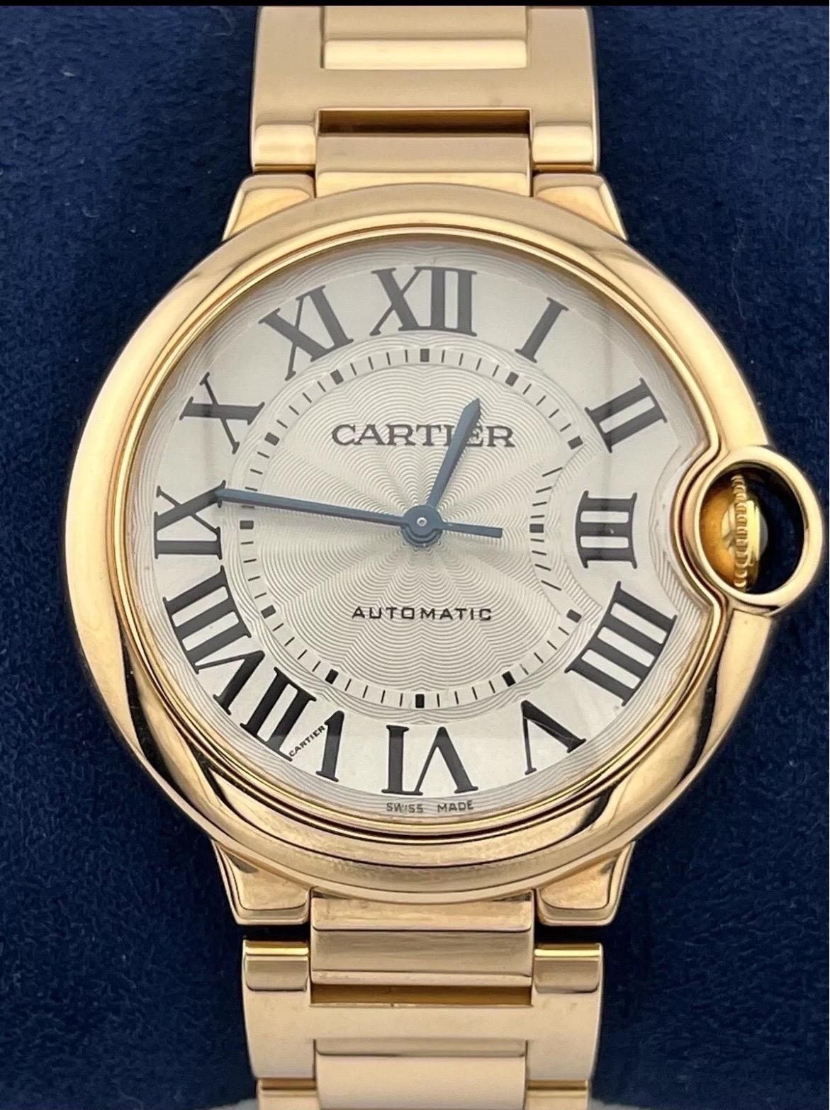 L'orologio Cartier Ballon Bleu 36mm Midsize 3003 W69004Z2 in oro rosa 18 carati è una squisita miscela di eleganza e maestria. Con una cassa di 36 mm, questo orologio è perfetto per chi desidera un orologio sofisticato ma versatile. La cassa è