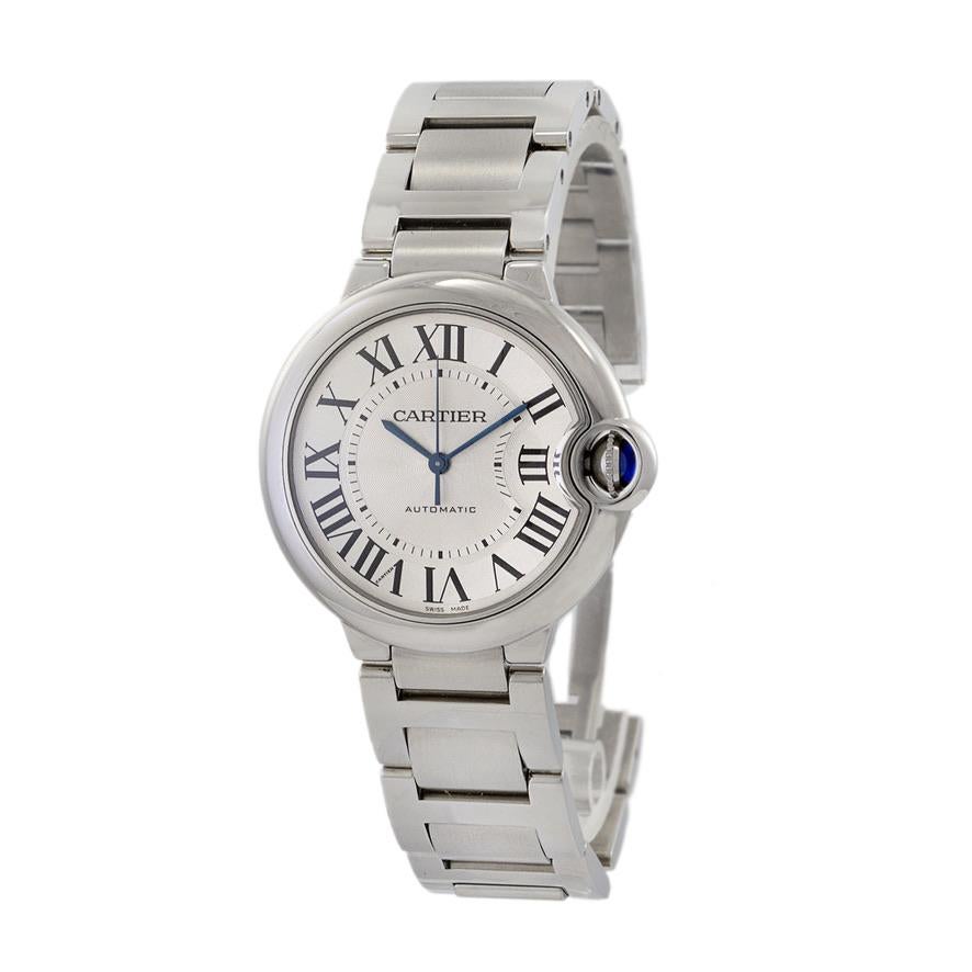 El Cartier Ballon Bleu 36 mm referencia 3284 es un reloj distinguido que muestra el legado de Cartier en la creación de relojes elegantes y atemporales. Este modelo cuenta con un movimiento automático alojado en una caja de 36 mm, lo que lo