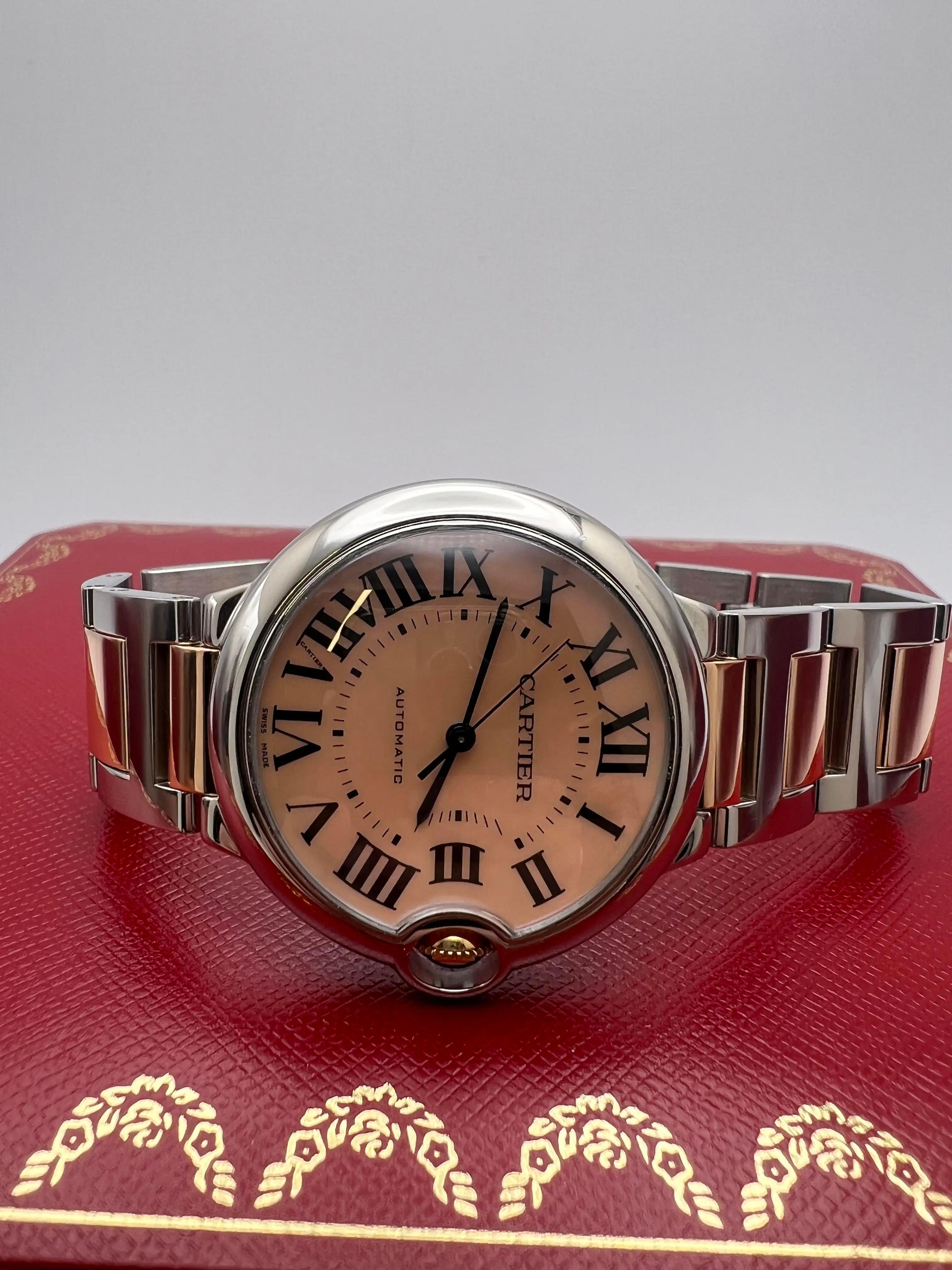 Le Ballon Bleu de Cartier, référence W2BB0011, est un garde-temps luxueux et élégant qui allie un design classique à une sophistication moderne. Ce modèle présente un boîtier de 36 mm en acier inoxydable avec une finition polie, associé à un superbe